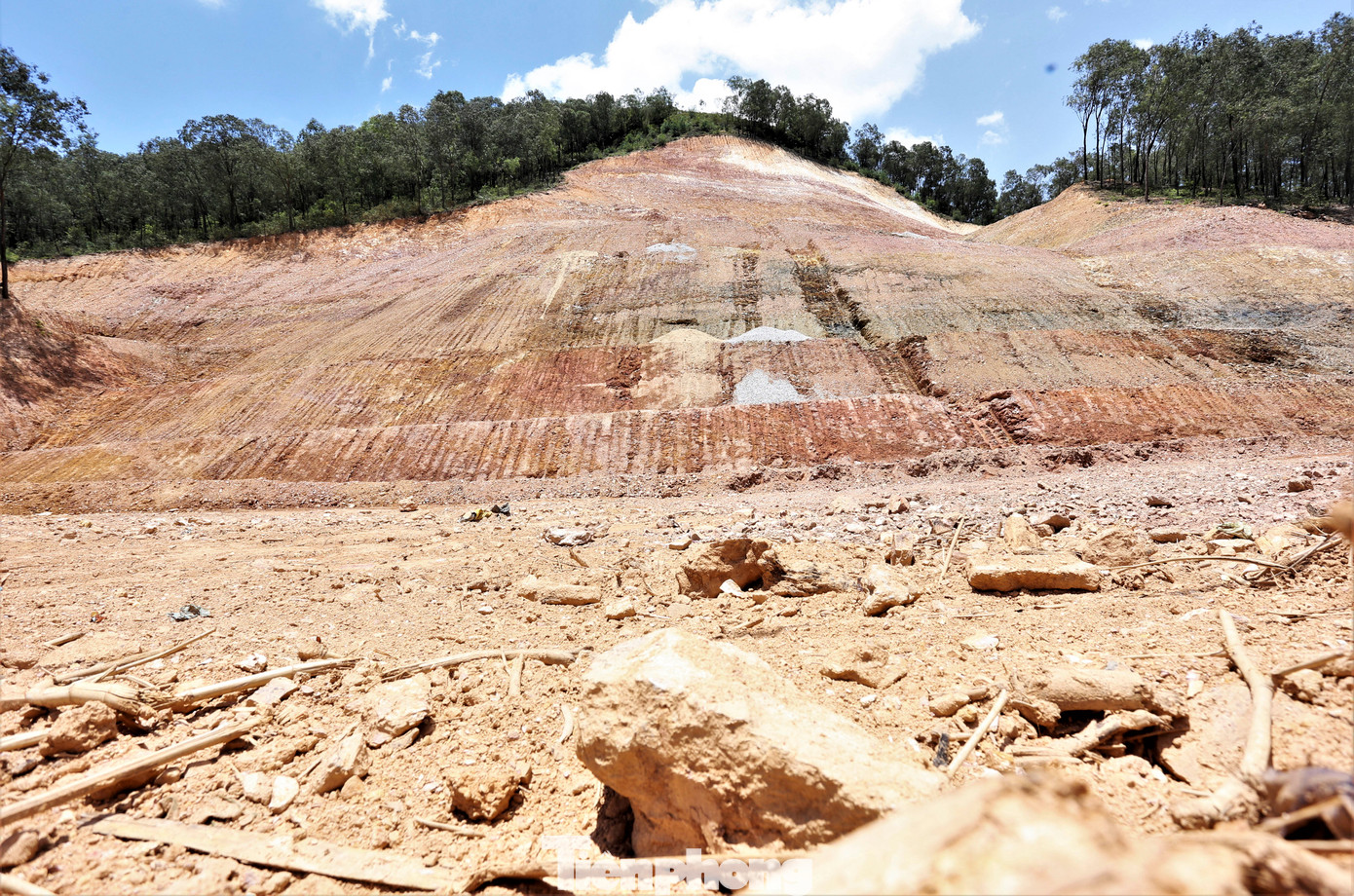 Tuy nhiên, chỉ thi công được 4 tháng, dự án bị tạm dừng, máy móc và công nhân rời hiện trường. Hiện, dự án mới bạt mái cao khoảng 85m, rộng 110m, làm đường băng rộng hơn 30m song hệ thống rãnh thoát nước 2 bên, hố lắng, hạng mục cây xanh chưa được triển khai.