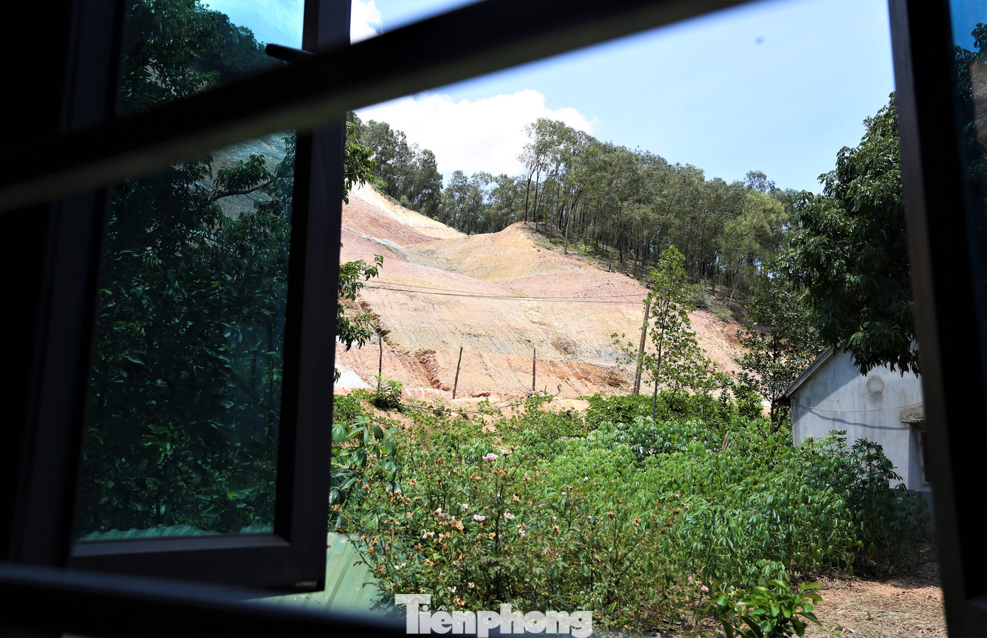 "Những đêm mưa lớn, nằm trên giường không dám chợp mắt vì tiếng nước chảy cứ như đang ào ào đổ vào nhà", bà Xanh cho hay.