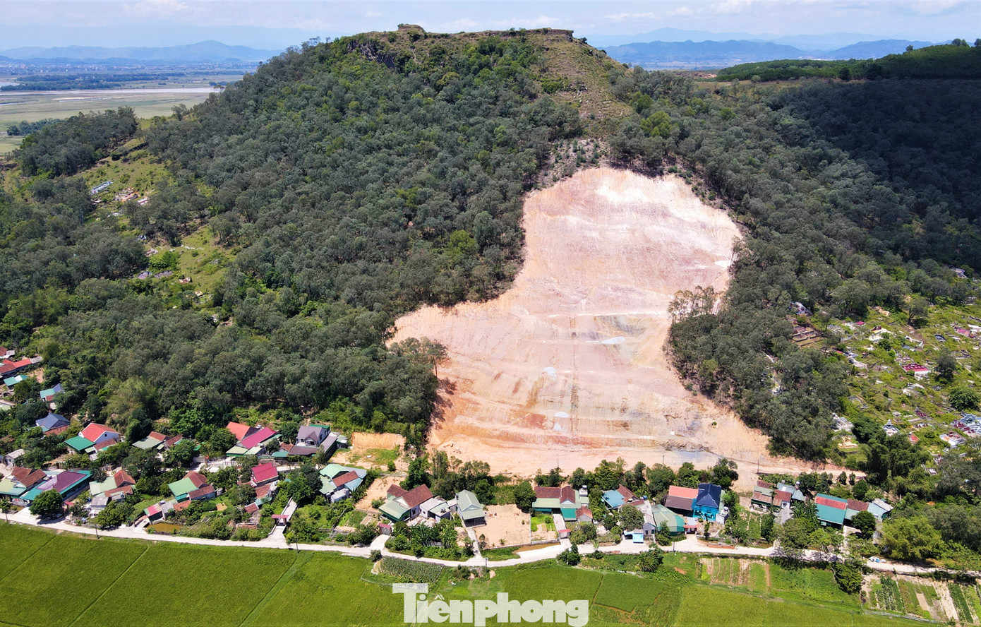 Đồi Thô Lô ở xã Hưng Thành, huyện Hưng Nguyên (Nghệ An) những năm gần đây xuất hiện tình trạng sạt lở, sụt lún. Vết nứt trên thân đồi có nơi rộng hơn 1m, dài 20m. Đầu năm 2023, dự án xử lý sạt lở khu vực đồi Thô Lô - Núi Thành do UBND huyện Hưng Nguyên làm chủ đầu tư triển khai thi công. Công trình có tổng mức đầu tư hơn 22,5 tỷ đồng từ nguồn tận thu đất, đá trong quá trình thi công.