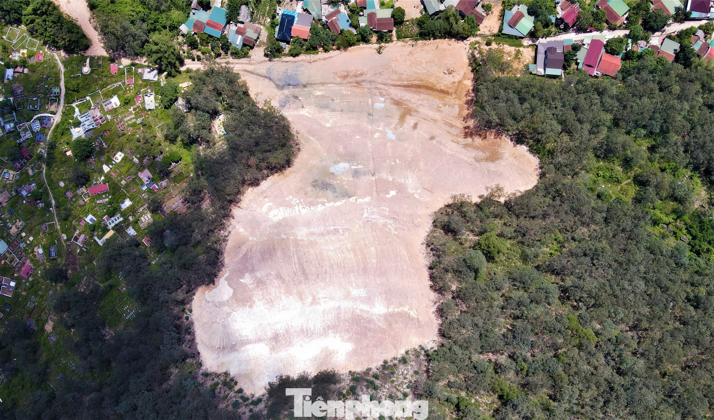 Chân núi sẽ được cắt xén sâu vào phía núi để tạo đường băng trống, đẩy vách sườn tầng ra xa nhà dân, đề phòng trượt lở cục bộ.