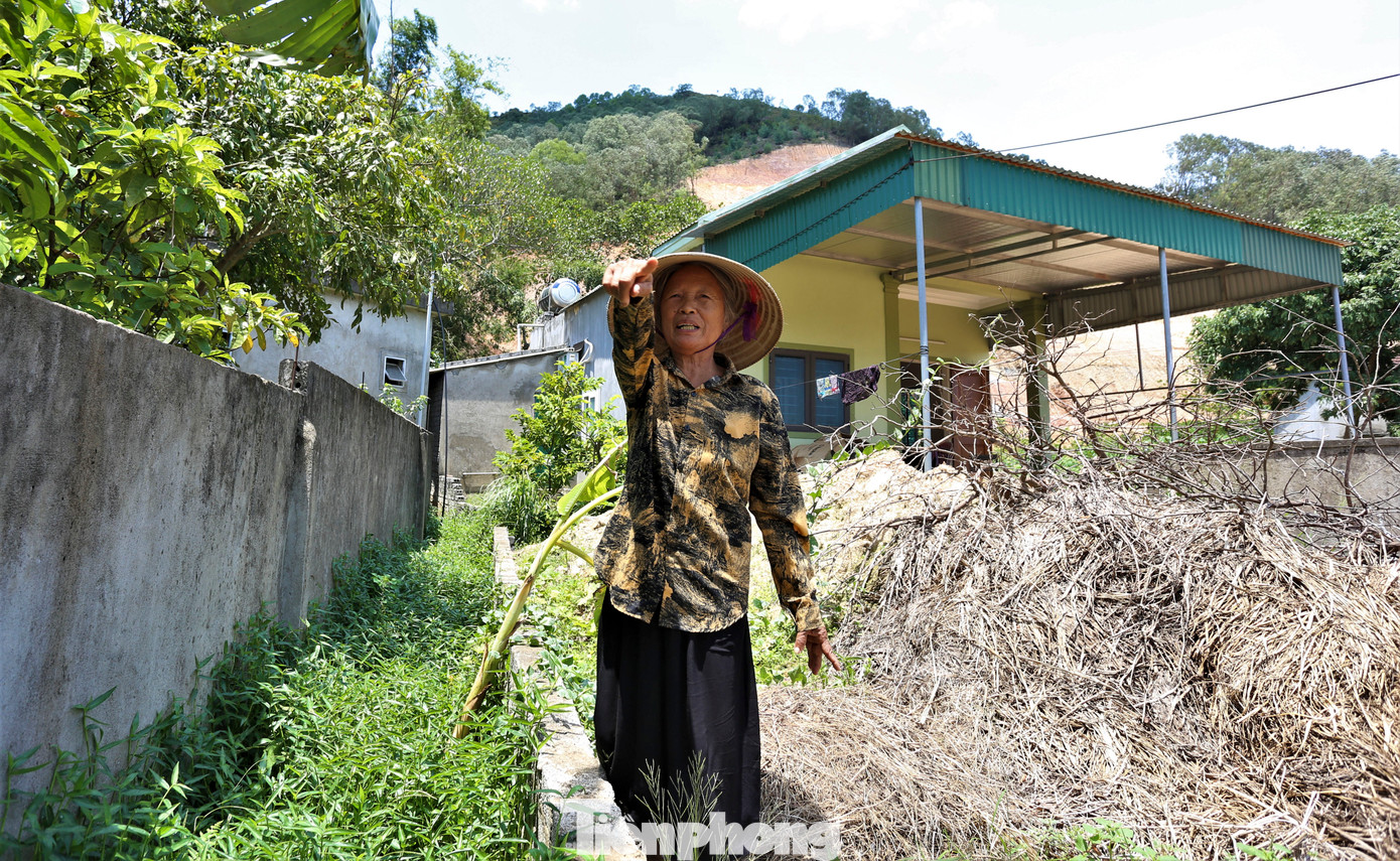 Bà Nguyễn Thị Xanh (76 tuổi, trú thôn Phú Thành, xã Hưng Thành) phản ánh, ngày trước sau mỗi đợt mưa lớn là nước lại theo con mương nhỏ chảy ra kênh nhưng giờ núi bị bạt song chưa có đường dẫn khiến dòng nước chảy thẳng xuống vườn nhà.