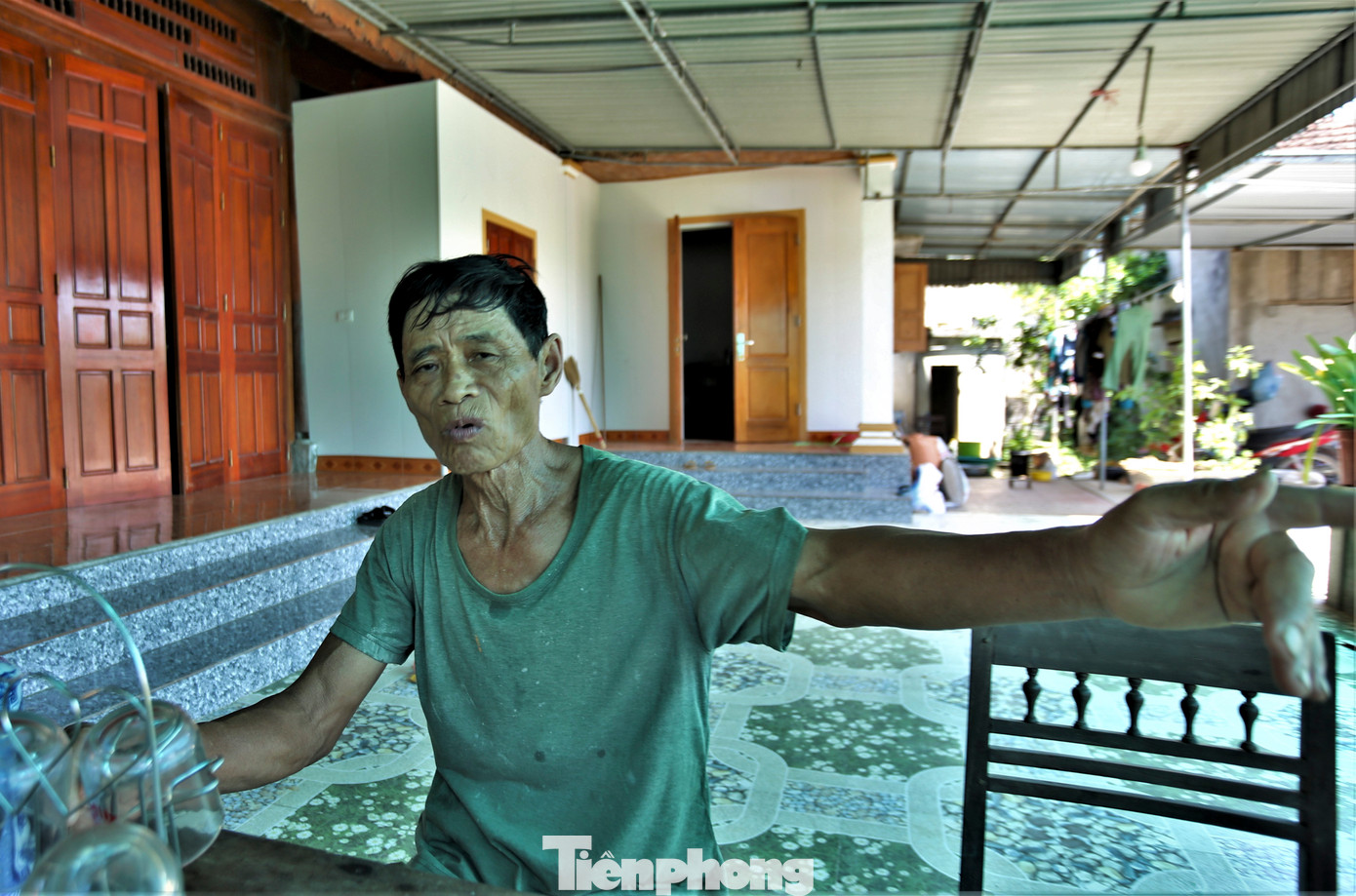 “Cứ đến mùa mưa bão là cả gia đình không dám ngủ, nơm nớp lo sợ đất đá sạt xuống. Có dự án chống sạt lở ai nấy đều vui mừng nhưng chưa bao lâu đã càng bất an khi dự án đang triển khai bỗng tạm dừng”, ông Nguyễn Văn Lương (72 tuổi, trú thôn Phú Thành, xã Hưng Thành), cho hay.