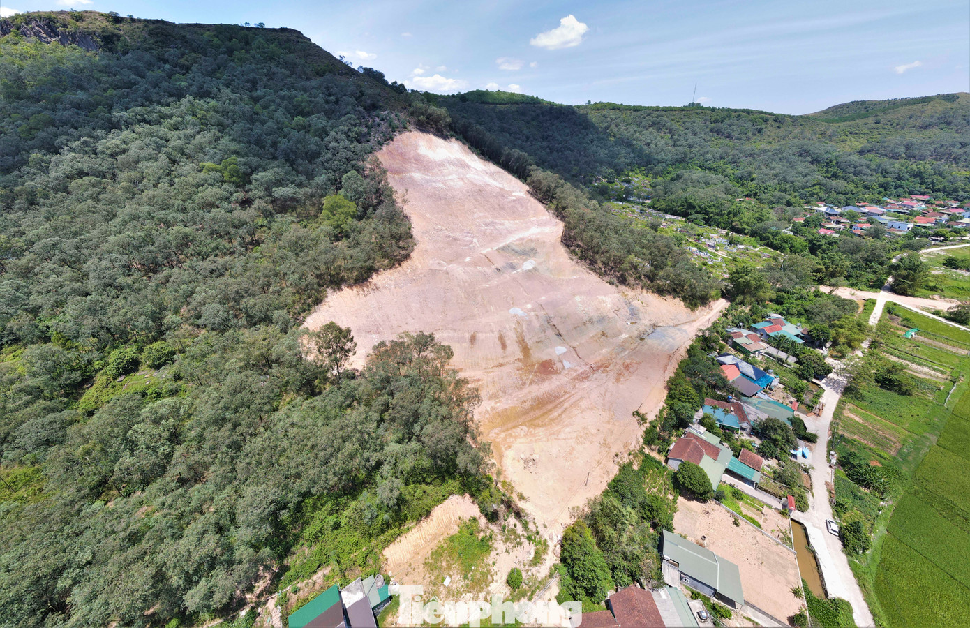 Theo phê duyệt, công trình được thực hiện trong 24 tháng với khối lượng đất, đá phải thi công là 856.047m3, trên diện tích lên đến 5,26ha và tổng chiều dài 280m.