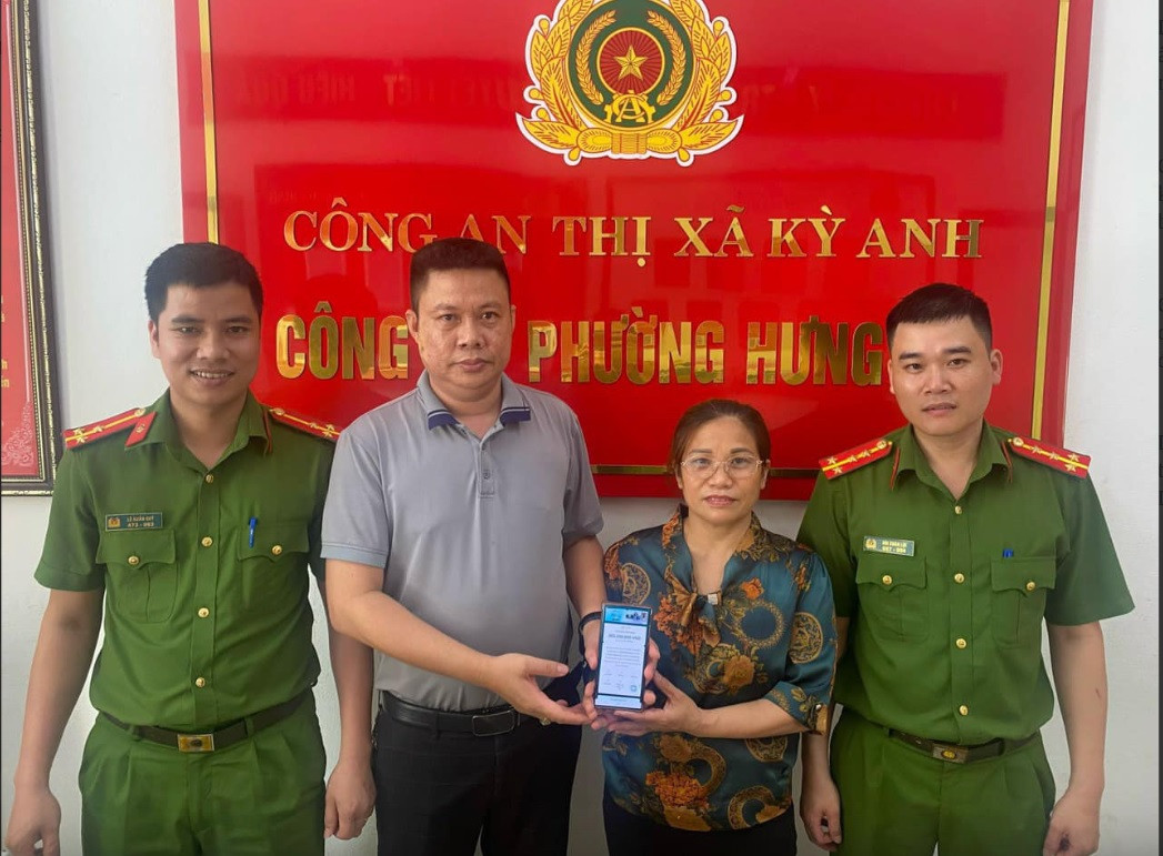 Anh Hoàng (áo xám) chuyển trả lại số tiền cho chị Trâm.