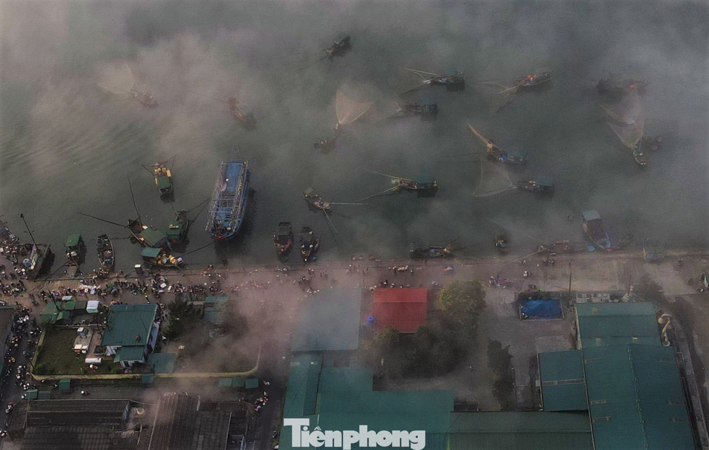 Tàu cá chật kín cảng cá Thạch Kim (huyện Lộc Hà).