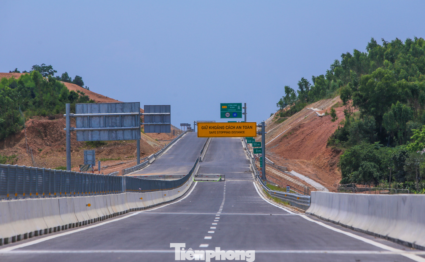 Sau 28 tháng thi công, đến nay các nhà thầu thực hiện dự án đang gấp rút thi công để hoàn thiện tuyến chính dự án, đáp ứng yêu cầu thông xe kỹ thuật tuyến chính cao tốc Vũng Áng – Bùng vào tháng 6 tới. Sau 28 tháng thi công, đến nay các nhà thầu thực hiện dự án đang gấp rút thi công để hoàn thiện tuyến chính dự án, đáp ứng yêu cầu thông xe kỹ thuật tuyến chính cao tốc Vũng Áng – Bùng vào tháng 6 tới.