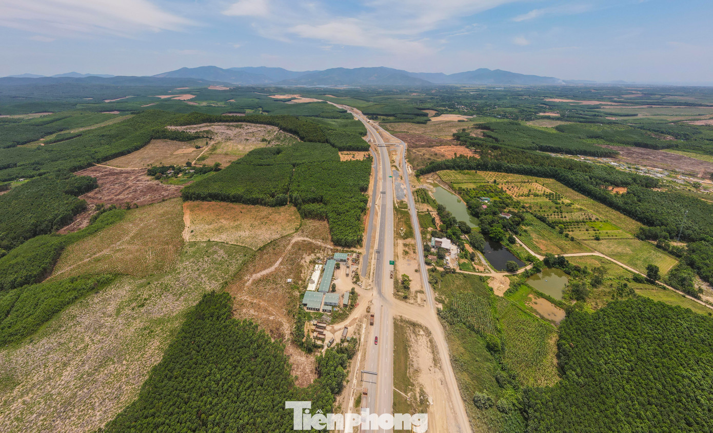 Cao tốc Vũng Áng – Bùng còn băng qua nhiều ngọn đồi, sông hồ, thung lũng và đặc biệt có hầm xuyên núi dài gần 1km. Cao tốc Vũng Áng – Bùng còn băng qua nhiều ngọn đồi, sông hồ, thung lũng và đặc biệt có hầm xuyên núi dài gần 1km.