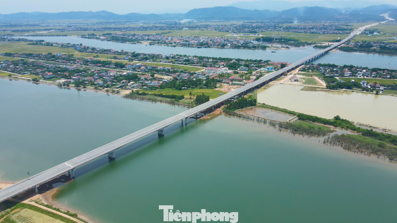 Đến nay hạng mục cầu sông Gianh đã hoàn thiện, sẵn sàng thông xe vào tháng 6 tới. Đến nay hạng mục cầu sông Gianh đã hoàn thiện, sẵn sàng thông xe vào tháng 6 tới.