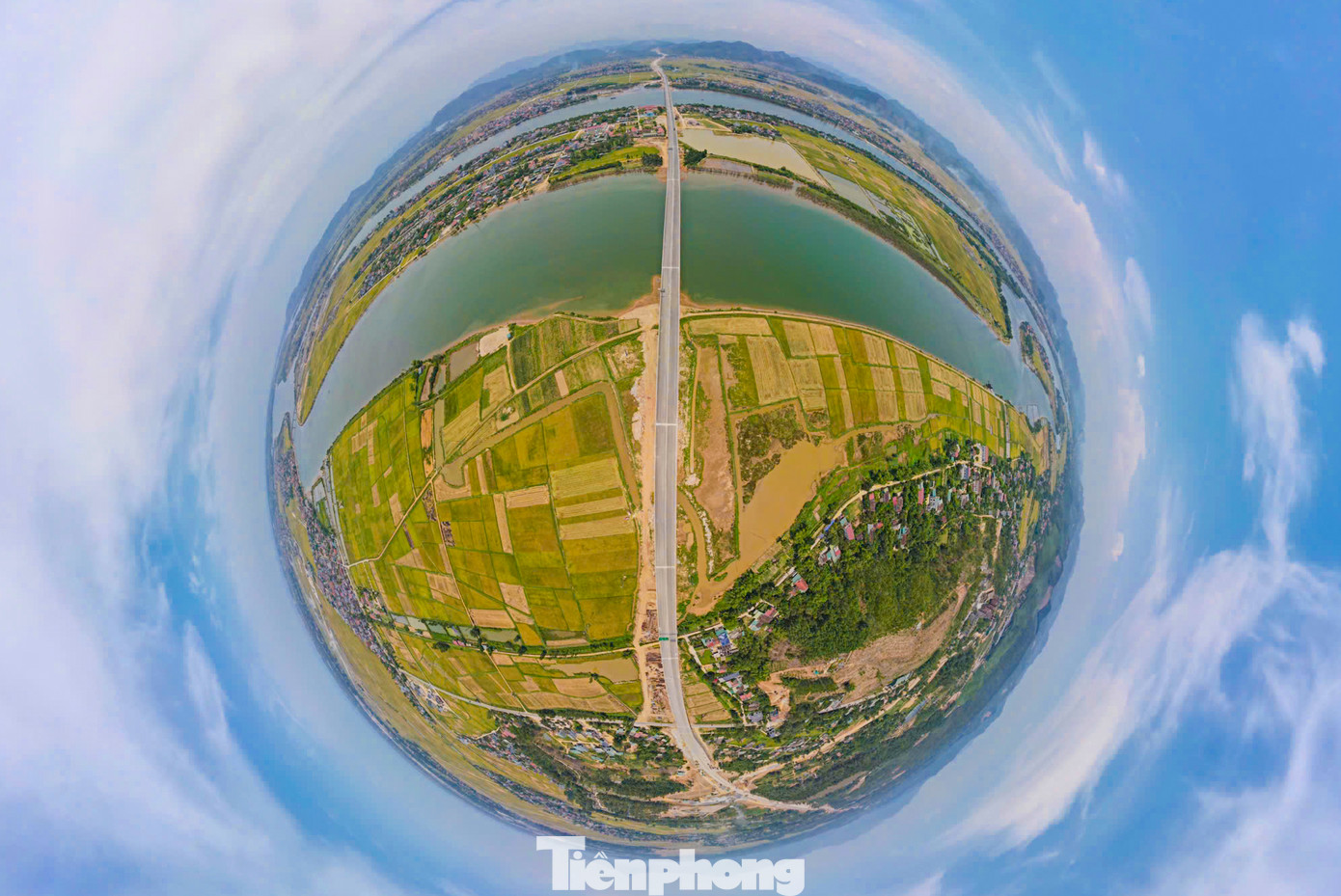 Nhìn từ trên cao, cây cầu vượt sông Gianh hiện lên đẹp mắt khi băng băng qua 2 khúc sông, ở giữa là vùng đảo với nhà cửa san sát. Nhìn từ trên cao, cây cầu vượt sông Gianh hiện lên đẹp mắt khi băng băng qua 2 khúc sông, ở giữa là vùng đảo với nhà cửa san sát.