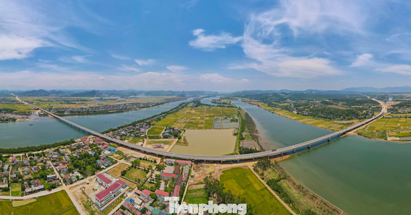 Theo thiết kế, dọc tuyến cao tốc Vũng Áng - Bùng có 33 cầu, trong đó 28 cầu trên đường cao tốc, 5 cầu đường ngang vượt cao tốc. Trong hình là cầu vượt sông Gianh - một trong những điểm nhấn, hạng mục đường găng tiến độ trong đoạn tuyến. Đây cũng là cây cầu dài nhất trên cao tốc qua Quảng Bình. Theo thiết kế, dọc tuyến cao tốc Vũng Áng - Bùng có 33 cầu, trong đó 28 cầu trên đường cao tốc, 5 cầu đường ngang vượt cao tốc. Trong hình là cầu vượt sông Gianh - một trong những điểm nhấn, hạng mục đường găng tiến độ trong đoạn tuyến. Đây cũng là cây cầu dài nhất trên cao tốc qua Quảng Bình.