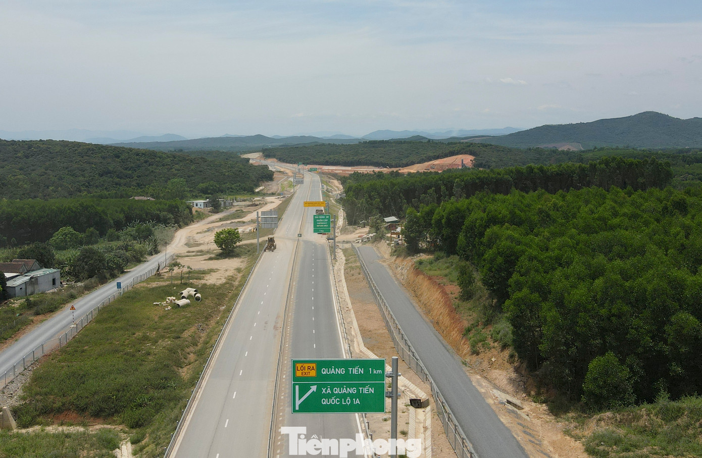 Cao tốc Vũng Áng – Bùng còn băng qua nhiều ngọn đồi, sông hồ, thung lũng và đặc biệt có hầm xuyên núi dài gần 1km. Cao tốc Vũng Áng – Bùng còn băng qua nhiều ngọn đồi, sông hồ, thung lũng và đặc biệt có hầm xuyên núi dài gần 1km.