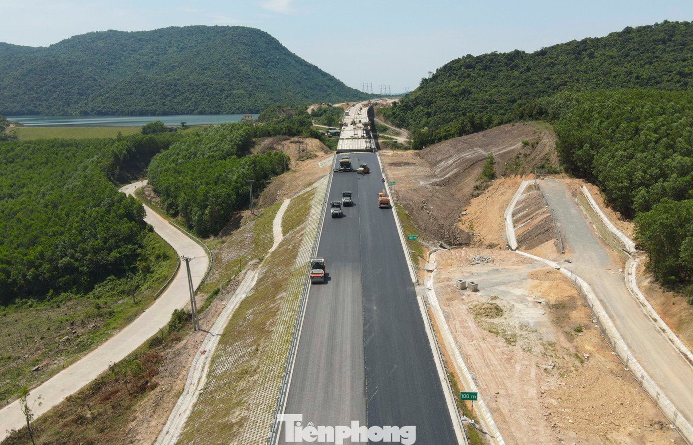 Theo Ban QLDA 6 (Bộ Xây dựng), tính đến đầu tháng 5/2025, giá trị xây lắp đã thực hiện đạt khoảng 90% tổng giá trị khối lượng. Các gói thầu hiện cơ bản đáp ứng yêu cầu về nhân lực, máy móc với 40 mũi thi công, hơn 1.200 công nhân và 620 thiết bị. Theo Ban QLDA 6 (Bộ Xây dựng), tính đến đầu tháng 5/2025, giá trị xây lắp đã thực hiện đạt khoảng 90% tổng giá trị khối lượng. Các gói thầu hiện cơ bản đáp ứng yêu cầu về nhân lực, máy móc với 40 mũi thi công, hơn 1.200 công nhân và 620 thiết bị.