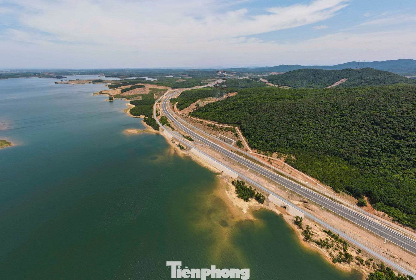 Cao tốc Vũng Áng – Bùng còn băng qua nhiều ngọn đồi, sông hồ, thung lũng và đặc biệt có hầm xuyên núi dài gần 1km. Cao tốc Vũng Áng – Bùng còn băng qua nhiều ngọn đồi, sông hồ, thung lũng và đặc biệt có hầm xuyên núi dài gần 1km.