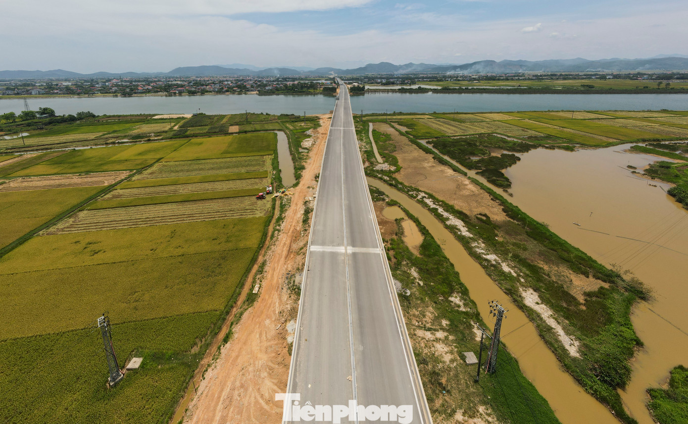 Cầu bắc qua sông Gianh từ xã Quảng Thanh (huyện Quảng Trạch) qua xã Quảng Hải và Quảng Lộc (thị xã Ba Đồn). Theo thiết kế, công trình dài khoảng 2,8km, được thiết kế rộng 17,5m, có 4 làn xe với mức đầu tư hơn 1.000 tỷ đồng. Cầu bắc qua sông Gianh từ xã Quảng Thanh (huyện Quảng Trạch) qua xã Quảng Hải và Quảng Lộc (thị xã Ba Đồn). Theo thiết kế, công trình dài khoảng 2,8km, được thiết kế rộng 17,5m, có 4 làn xe với mức đầu tư hơn 1.000 tỷ đồng.