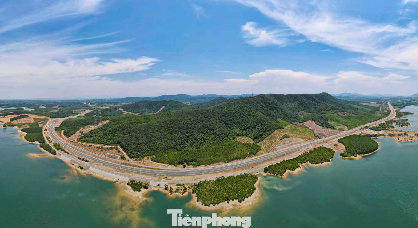 Dự án cao tốc Bắc – Nam phía Đông giai đoạn 2021-2025 được triển khai trên địa bàn Hà Tĩnh có tổng chiều dài hơn 102km. Trong đó, đoạn Vũng Áng - Bùng dài hơn 55km (qua Hà Tĩnh 12,9km, qua Quảng Bình hơn 42km) là một trong ba dự án thành phần của công trình này. Điểm đầu dự án giao quốc lộ 12C, nối tiếp cao tốc Hàm Nghi – Vũng Áng tại xã Kỳ Tân, huyện Kỳ Anh, tỉnh Hà Tĩnh và điểm cuối kết nối cao tốc Bùng – Vạn Ninh thuộc địa phận xã Cự Nẫm, huyện Bố Trạch, tỉnh Quảng Bình. Dự án cao tốc Bắc – Nam phía Đông giai đoạn 2021-2025 được triển khai trên địa bàn Hà Tĩnh có tổng chiều dài hơn 102km. Trong đó, đoạn Vũng Áng - Bùng dài hơn 55km (qua Hà Tĩnh 12,9km, qua Quảng Bình hơn 42km) là một trong ba dự án thành phần của công trình này. Điểm đầu dự án giao quốc lộ 12C, nối tiếp cao tốc Hàm Nghi – Vũng Áng tại xã Kỳ Tân, huyện Kỳ Anh, tỉnh Hà Tĩnh và điểm cuối kết nối cao tốc Bùng – Vạn Ninh thuộc địa phận xã Cự Nẫm, huyện Bố Trạch, tỉnh Quảng Bình.