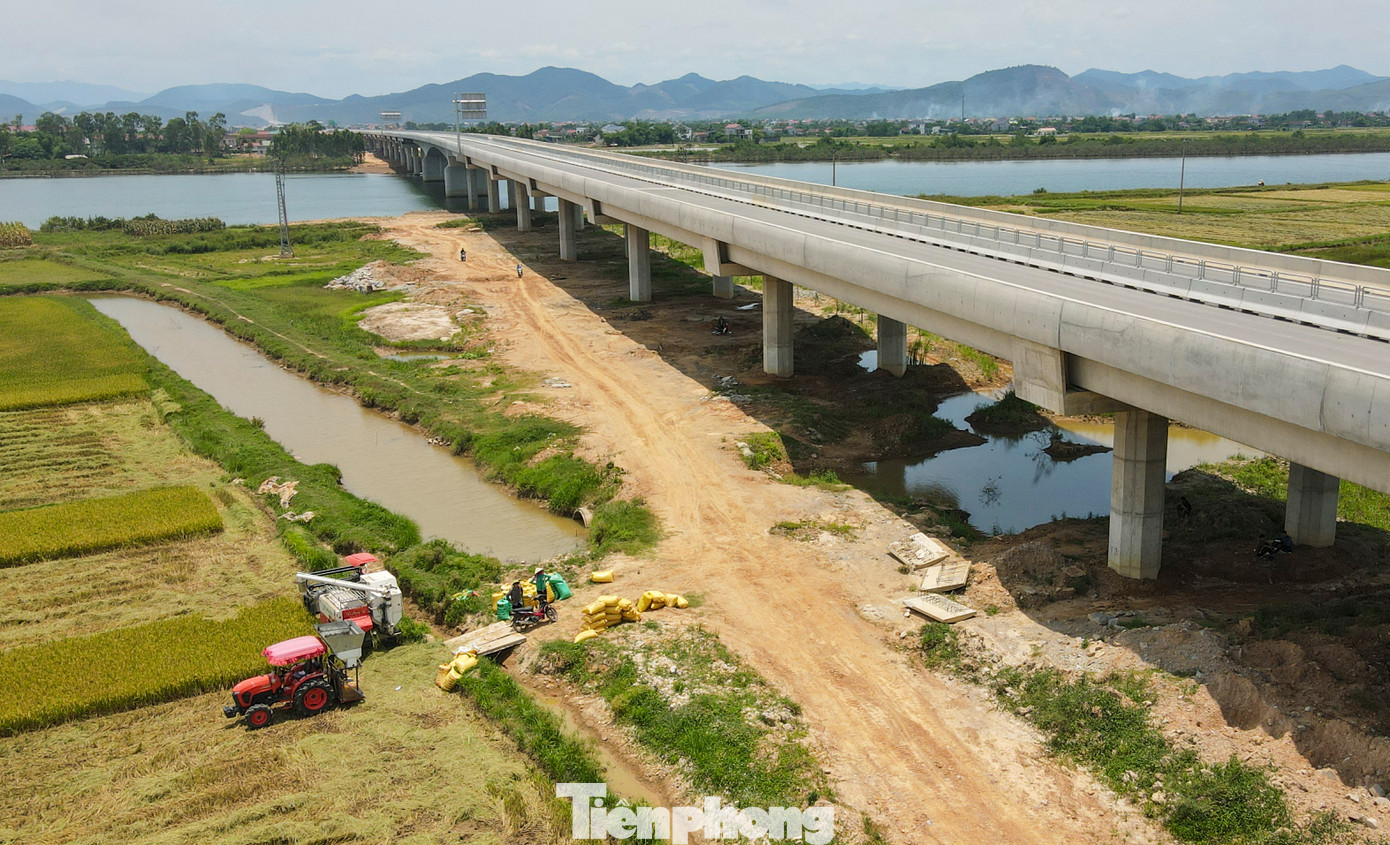 Theo đơn vị thực hiện dự án cho biết, quá trình thi công cầu gặp một số khó khăn do cầu sông Gianh đi qua vùng địa chất rất phức tạp nên mất nhiều thời gian để tìm phương án xử lý. Việc thi công cầu cần đóng hơn 100 trụ cầu nhưng có hơn 50% số trụ cầu ở các vị trí có hang karst dưới lòng sông nằm xếp tầng lên nhau. Theo đơn vị thực hiện dự án cho biết, quá trình thi công cầu gặp một số khó khăn do cầu sông Gianh đi qua vùng địa chất rất phức tạp nên mất nhiều thời gian để tìm phương án xử lý. Việc thi công cầu cần đóng hơn 100 trụ cầu nhưng có hơn 50% số trụ cầu ở các vị trí có hang karst dưới lòng sông nằm xếp tầng lên nhau.