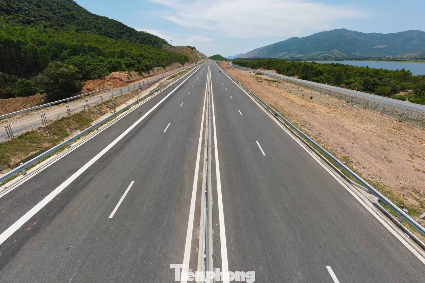 Cao tốc Vũng Áng - Bùng có tổng mức đầu tư hơn 12.500 tỷ đồng, được khởi công từ ngày 1/1/2023 do Ban QLDA 6 (Bộ Xây dựng) làm chủ đầu tư. Tại giai đoạn phân kỳ đầu tư, tuyến cao tốc này có 4 làn xe với bề rộng nền đường 17m; khi được đầu tư hoàn chỉnh, bề rộng mặt đường là 32,25m với quy mô 6 làn xe. Cao tốc Vũng Áng - Bùng có tổng mức đầu tư hơn 12.500 tỷ đồng, được khởi công từ ngày 1/1/2023 do Ban QLDA 6 (Bộ Xây dựng) làm chủ đầu tư. Tại giai đoạn phân kỳ đầu tư, tuyến cao tốc này có 4 làn xe với bề rộng nền đường 17m; khi được đầu tư hoàn chỉnh, bề rộng mặt đường là 32,25m với quy mô 6 làn xe.