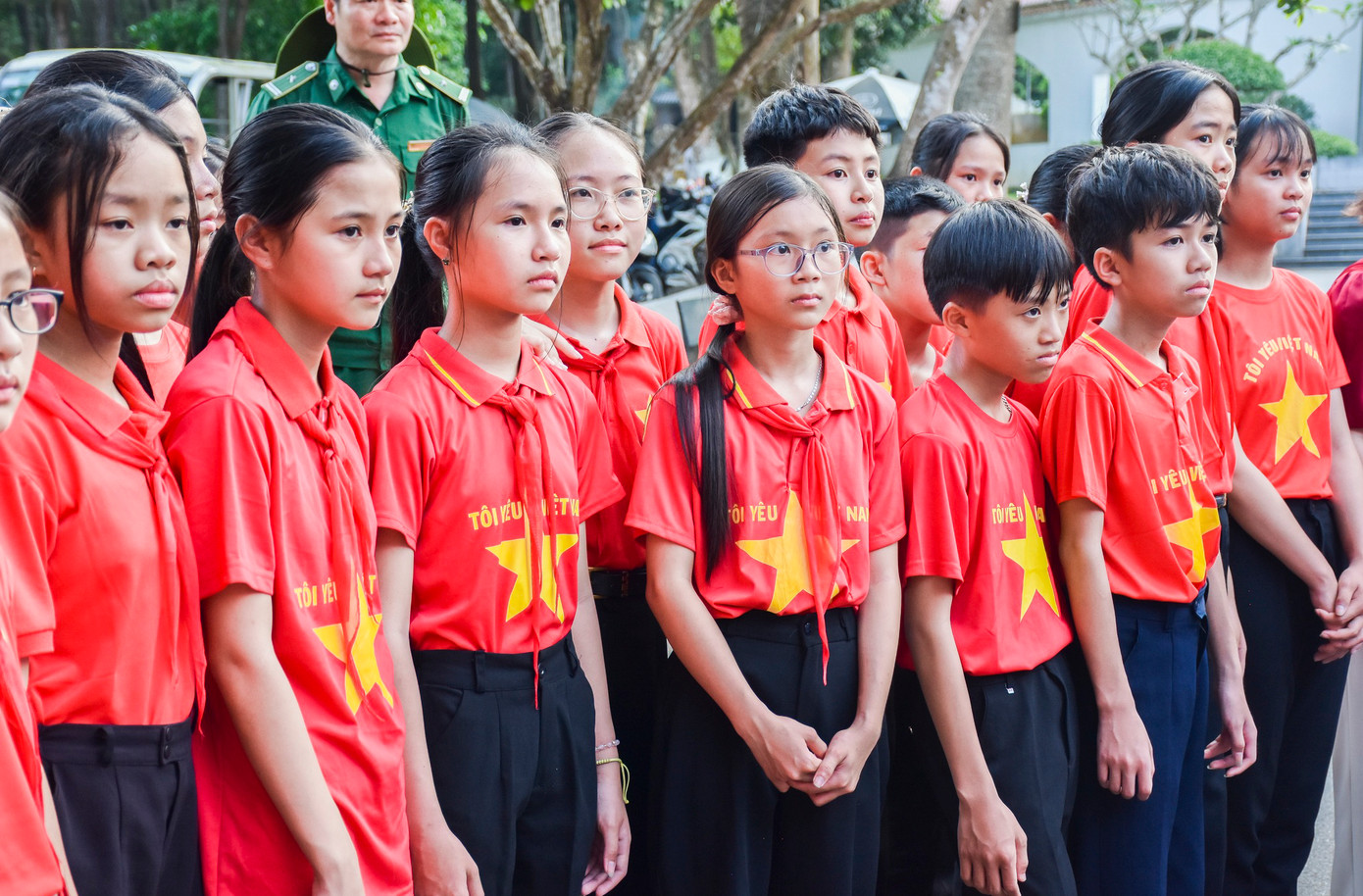 Thế hệ trẻ được nghe lại những câu chuyện lịch sử hào hùng của dân tộc qua những hình ảnh tư liệu.