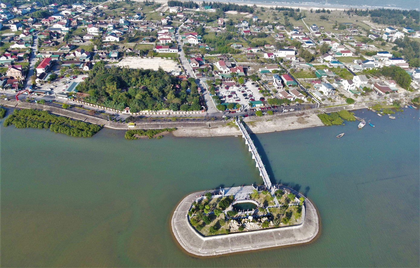 Đền thờ Chế thắng Phu nhân Nguyễn Thị Bích Châu (hay còn gọi đền Bà Hải) tồn tại đã hơn 6 thế kỷ. Ngôi đền nằm ngay cửa biển, đền thờ Chế thắng Phu nhân Nguyễn Thị Bích Châu, thuộc địa phận thôn Tam Hải 2, xã Kỳ Ninh, thị xã Kỳ Anh, tỉnh Hà Tĩnh.