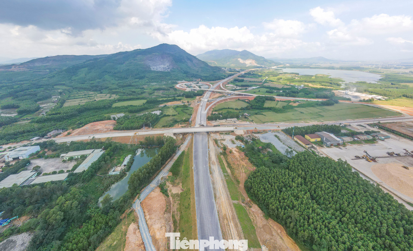 Những ngày cuối năm, trên công trường cao tốc Bắc – Nam qua Hà Tĩnh, hàng trăm cán bộ, kỹ sư, công nhân các đơn vị thực hiện dự án vẫn miệt mài tăng tốc để đảm bảo tiến độ. Những ngày cuối năm, trên công trường cao tốc Bắc – Nam qua Hà Tĩnh, hàng trăm cán bộ, kỹ sư, công nhân các đơn vị thực hiện dự án vẫn miệt mài tăng tốc để đảm bảo tiến độ.