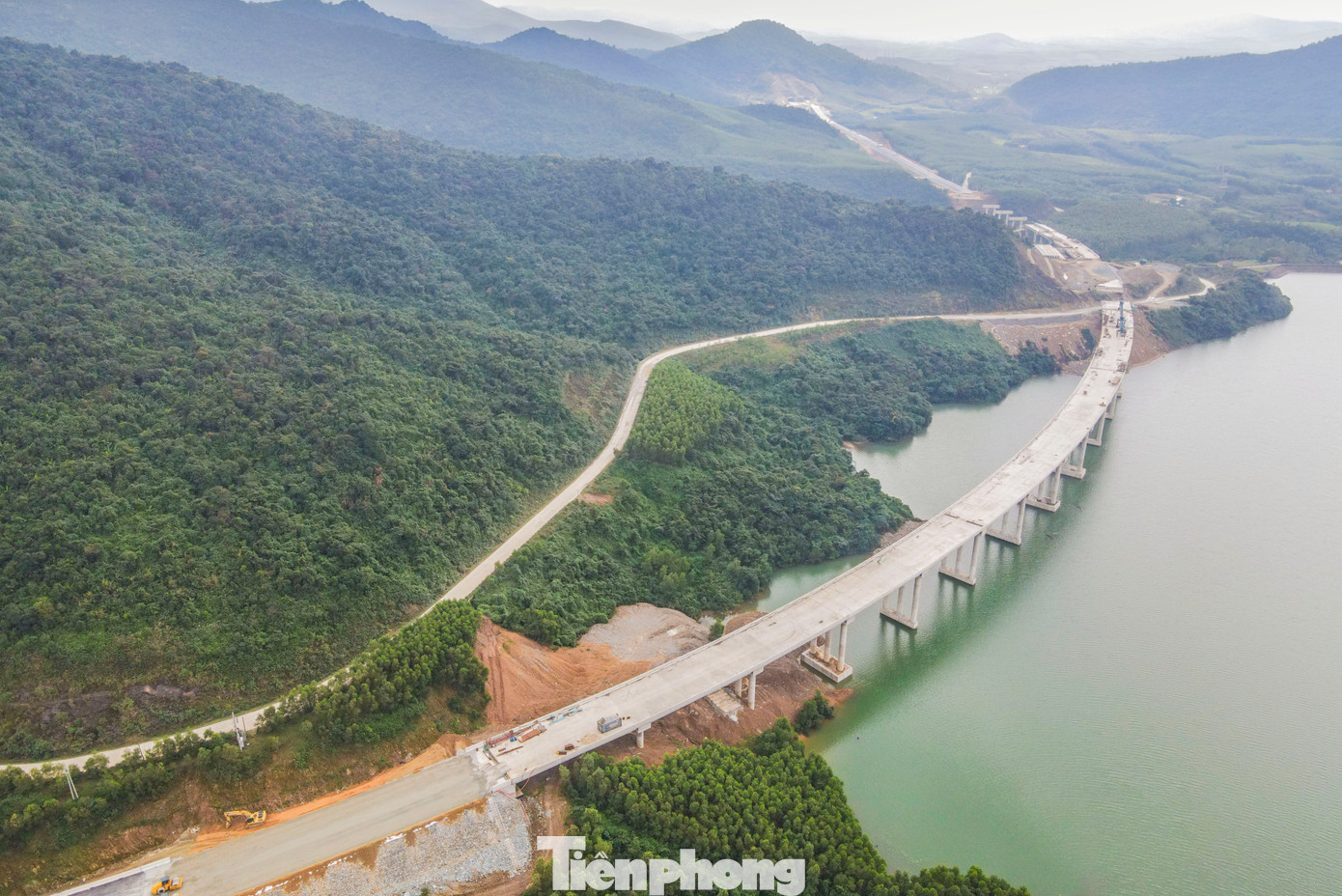 Trong hình là cầu số 2 và 3 đi dọc hồ chứa nước Kim Sơn đang được đơn vị thực hiện dự án thảm các lớp bê tông nhựa mặt cầu. Trong hình là cầu số 2 và 3 đi dọc hồ chứa nước Kim Sơn đang được đơn vị thực hiện dự án thảm các lớp bê tông nhựa mặt cầu.