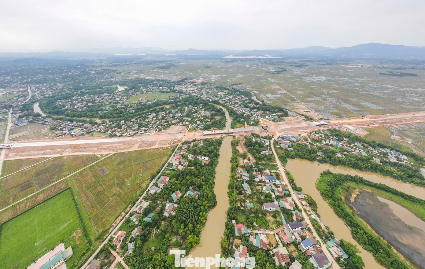 Trong hình là vị trí qua xã Cẩm Duệ, Cẩm Thạch (huyện Cẩm Xuyên) được nhà thầu đẩy nhanh việc đắp nền, đá cấp phối và thảm bê tông. Trong hình là vị trí qua xã Cẩm Duệ, Cẩm Thạch (huyện Cẩm Xuyên) được nhà thầu đẩy nhanh việc đắp nền, đá cấp phối và thảm bê tông.