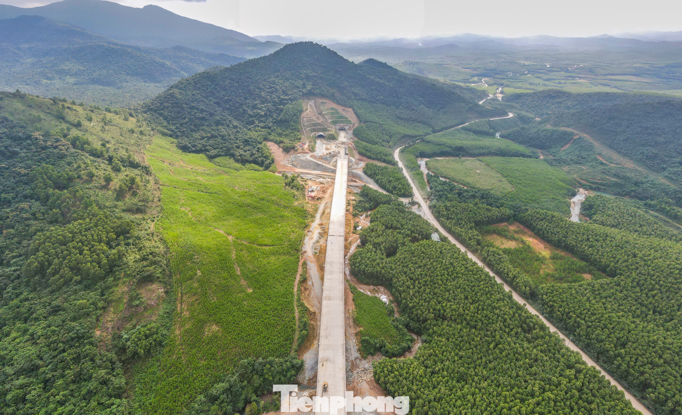 Hà Tĩnh cho rằng khi dự án hoàn thành, đưa vào khai thác, sử dụng, kết nối đồng bộ với các tuyến đường địa phương, lưu lượng giao thông trên tuyến đường bộ cao tốc cũng như qua hầm sẽ tăng cao. Trường hợp chỉ đầu tư hoàn thiện, khai thác một hầm bên phải như phương án phân kỳ đầu tư sẽ tiềm ẩn nguy cơ mất an toàn giao thông và ùn tắc giao thông, đặc biệt là khi có sự cố xảy ra trong hầm. Hà Tĩnh cho rằng khi dự án hoàn thành, đưa vào khai thác, sử dụng, kết nối đồng bộ với các tuyến đường địa phương, lưu lượng giao thông trên tuyến đường bộ cao tốc cũng như qua hầm sẽ tăng cao. Trường hợp chỉ đầu tư hoàn thiện, khai thác một hầm bên phải như phương án phân kỳ đầu tư sẽ tiềm ẩn nguy cơ mất an toàn giao thông và ùn tắc giao thông, đặc biệt là khi có sự cố xảy ra trong hầm.