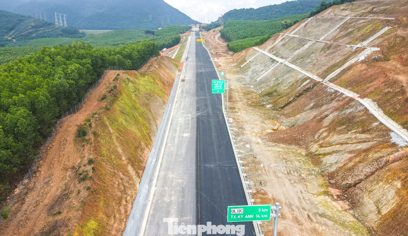 Biển báo và các hạng mục cuối trên tuyến dự án đang được hoàn thiện. Biển báo và các hạng mục cuối trên tuyến dự án đang được hoàn thiện.