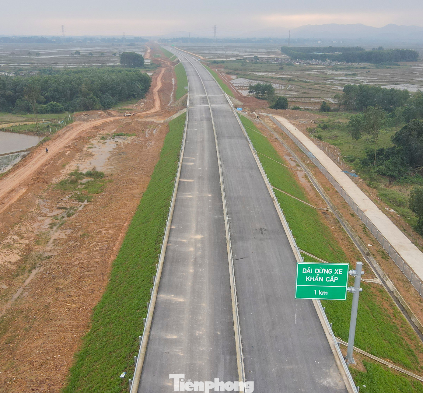 “Gói thầu của đơn vị đã đạt 90-95%, còn một số vị trí vượt đồi núi và chờ lún kỹ thuật sẽ hoàn thiện. Khi thời tiết thuận lợi, chúng tôi sẽ hoàn thành việc thảm mặt đường, lắp đặt hệ thống biển báo, lan can...”, đại diện Doanh nghiệp xây dựng Xuân Trường – thi công gói thầu 11,12XL thông tin. “Gói thầu của đơn vị đã đạt 90-95%, còn một số vị trí vượt đồi núi và chờ lún kỹ thuật sẽ hoàn thiện. Khi thời tiết thuận lợi, chúng tôi sẽ hoàn thành việc thảm mặt đường, lắp đặt hệ thống biển báo, lan can...”, đại diện Doanh nghiệp xây dựng Xuân Trường – thi công gói thầu 11,12XL thông tin.