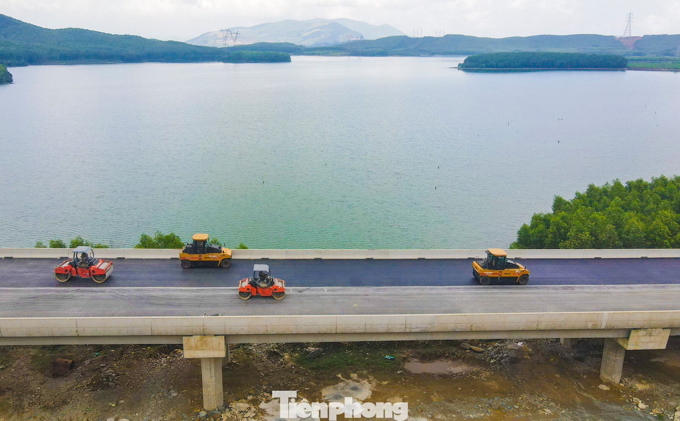 Trong hình là cầu số 2 và 3 đi dọc hồ chứa nước Kim Sơn đang được đơn vị thực hiện dự án thảm các lớp bê tông nhựa mặt cầu. Trong hình là cầu số 2 và 3 đi dọc hồ chứa nước Kim Sơn đang được đơn vị thực hiện dự án thảm các lớp bê tông nhựa mặt cầu.