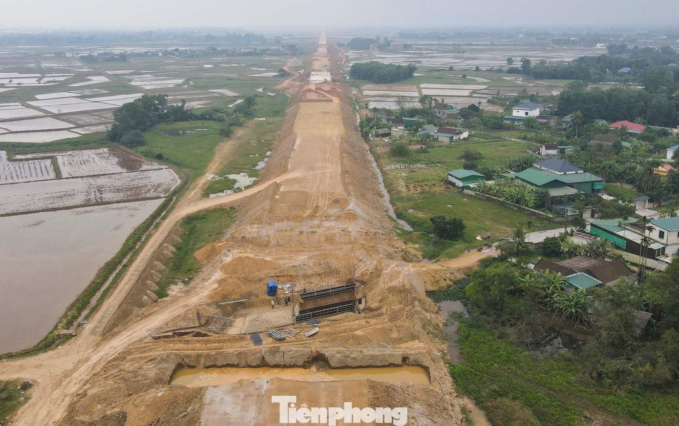 Một số vị trí trên tuyến Bãi Vọt – Hàm Nghi do vướng mặt bằng nên sau khi hoàn thành bàn giao, đơn vị thi công đẩy nhanh việc xây các cống chui dân sinh, đắp nền. Một số vị trí trên tuyến Bãi Vọt – Hàm Nghi do vướng mặt bằng nên sau khi hoàn thành bàn giao, đơn vị thi công đẩy nhanh việc xây các cống chui dân sinh, đắp nền.