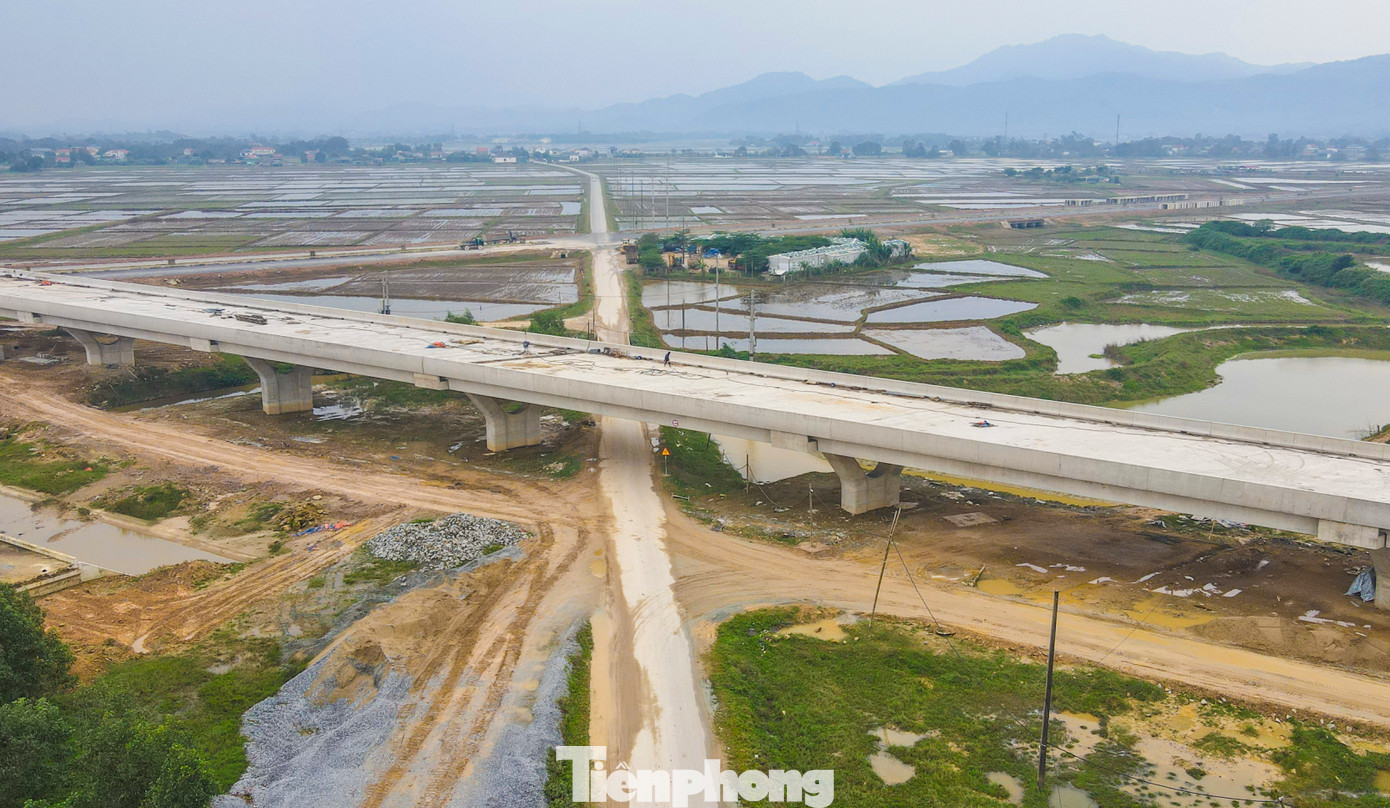 Các mũi thi công đang huy động nhân công, máy móc tăng tốc thực hiện dự án cầu vượt trên tuyến. Các mũi thi công đang huy động nhân công, máy móc tăng tốc thực hiện dự án cầu vượt trên tuyến.