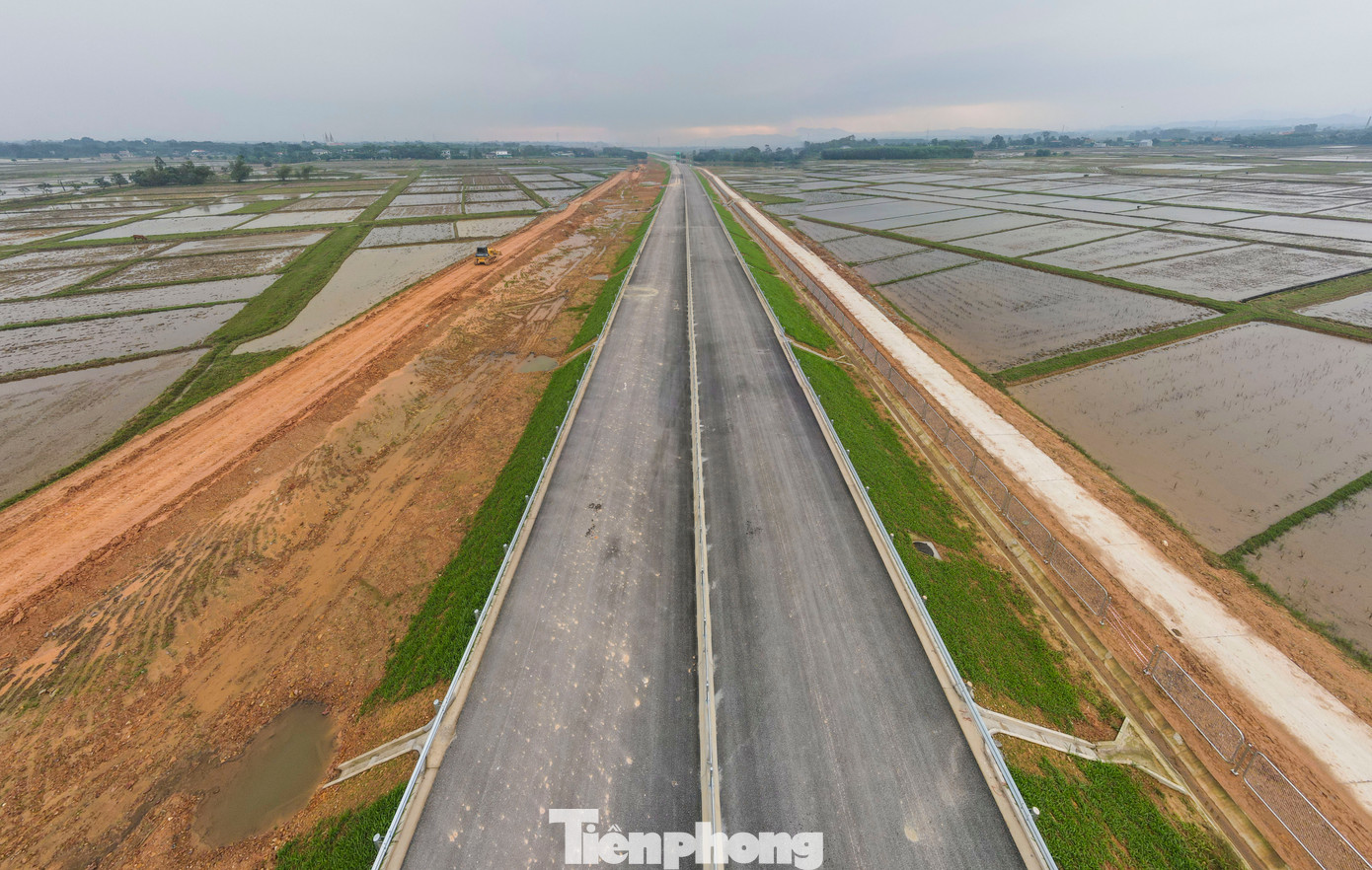 Tại đoạn tuyến Hàm Nghi - Vũng Áng thuộc 1 trong 12 dự án thành phần cao tốc Bắc - Nam phía Đông, giai đoạn 2021-2025, các nhà thầu đang thảm lớp bê tông nhựa rỗng C25, C19, C16. Đoạn tuyến này dài 54,2km với tổng mức đầu tư hơn 9.700 tỷ đồng, đi qua các huyện Thạch Hà, Cẩm Xuyên và Kỳ Anh của tỉnh Hà Tĩnh. Tại đoạn tuyến Hàm Nghi - Vũng Áng thuộc 1 trong 12 dự án thành phần cao tốc Bắc - Nam phía Đông, giai đoạn 2021-2025, các nhà thầu đang thảm lớp bê tông nhựa rỗng C25, C19, C16. Đoạn tuyến này dài 54,2km với tổng mức đầu tư hơn 9.700 tỷ đồng, đi qua các huyện Thạch Hà, Cẩm Xuyên và Kỳ Anh của tỉnh Hà Tĩnh.
