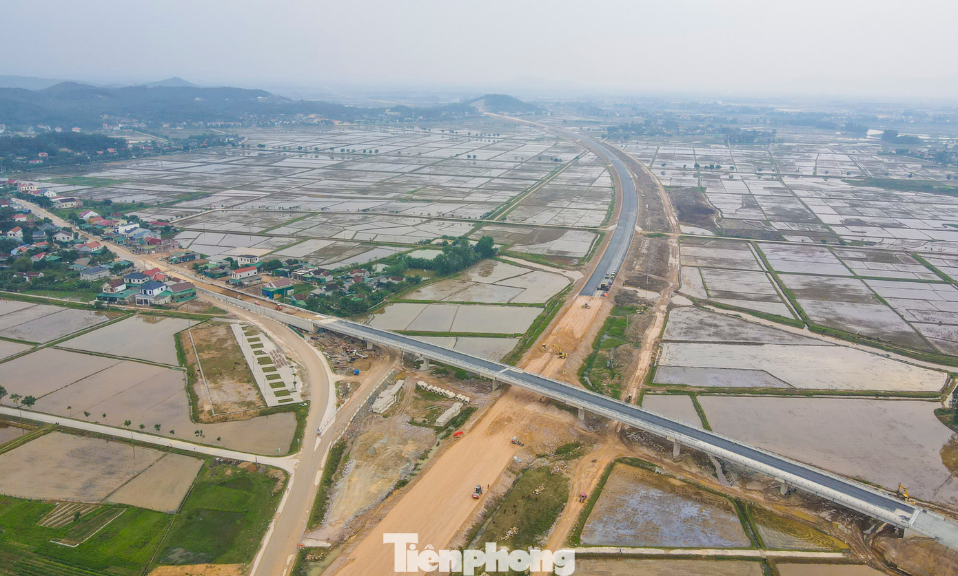 Cầu vượt quốc lộ 15 qua xã Sơn Lộc (huyện Can Lộc) thuộc đoạn tuyến Bãi Vọt – Hàm Nghi đã gần hoàn thiện. Các đơn vị thực hiện dự án đang cấp phối đá dăm và thảm các lớp bê tông nhựa. Cầu vượt quốc lộ 15 qua xã Sơn Lộc (huyện Can Lộc) thuộc đoạn tuyến Bãi Vọt – Hàm Nghi đã gần hoàn thiện. Các đơn vị thực hiện dự án đang cấp phối đá dăm và thảm các lớp bê tông nhựa.