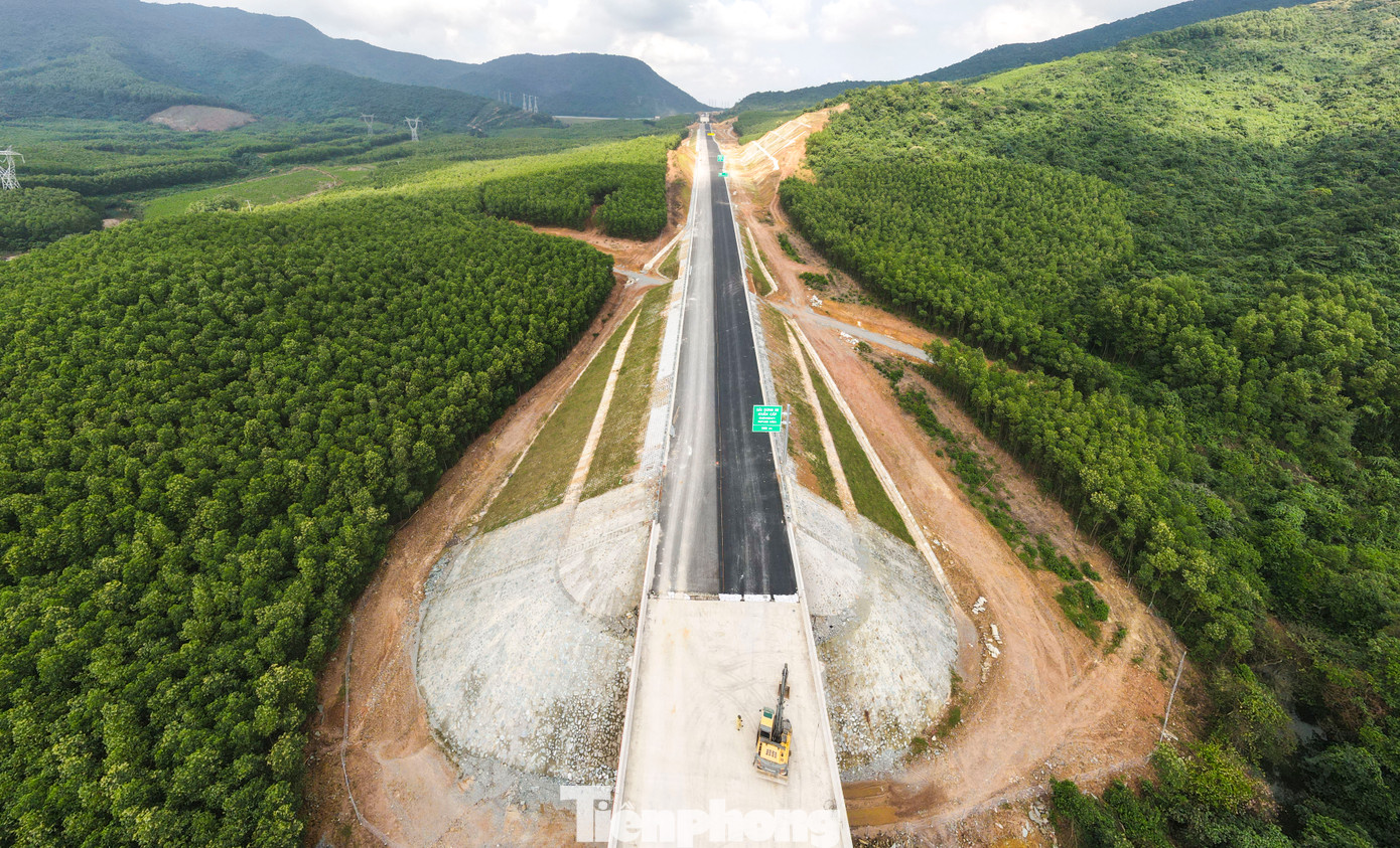 Trên các đoạn tuyến đã cấp phối đá dăm, thảm lớp bê tông nhựa rỗng, nhà thầu hoàn thiện việc gia cố taluy, trồng cỏ hạn chế sạt lở. Trên các đoạn tuyến đã cấp phối đá dăm, thảm lớp bê tông nhựa rỗng, nhà thầu hoàn thiện việc gia cố taluy, trồng cỏ hạn chế sạt lở.