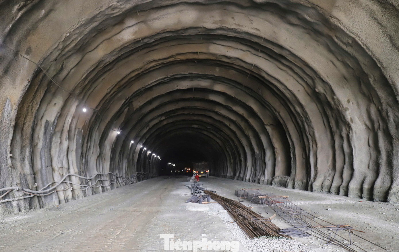 Thời điểm này, các kỹ sư, công nhân đơn vị thực hiện dự án đang tập trung hoàn thiện phần vỏ hầm trong tháng 12 để tiến tới thi công các hạng mục hoàn thiện hầm như: hộp cứu hỏa, lan can bộ hành, hộp kỹ thuật, đèn chiếu sáng, hệ thống thông gió. Thời điểm này, các kỹ sư, công nhân đơn vị thực hiện dự án đang tập trung hoàn thiện phần vỏ hầm trong tháng 12 để tiến tới thi công các hạng mục hoàn thiện hầm như: hộp cứu hỏa, lan can bộ hành, hộp kỹ thuật, đèn chiếu sáng, hệ thống thông gió.