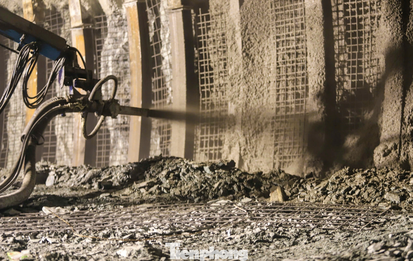 Hiện các hốc kỹ thuật bên hông hầm đã thành hình, được gia cố bằng bêtông phun và hệ thống neo đá. Hạng mục này dùng để bố trí thiết bị cơ điện và phòng cháy chữa cháy, cách khoảng 40m sẽ có một hốc. Hiện các hốc kỹ thuật bên hông hầm đã thành hình, được gia cố bằng bêtông phun và hệ thống neo đá. Hạng mục này dùng để bố trí thiết bị cơ điện và phòng cháy chữa cháy, cách khoảng 40m sẽ có một hốc.