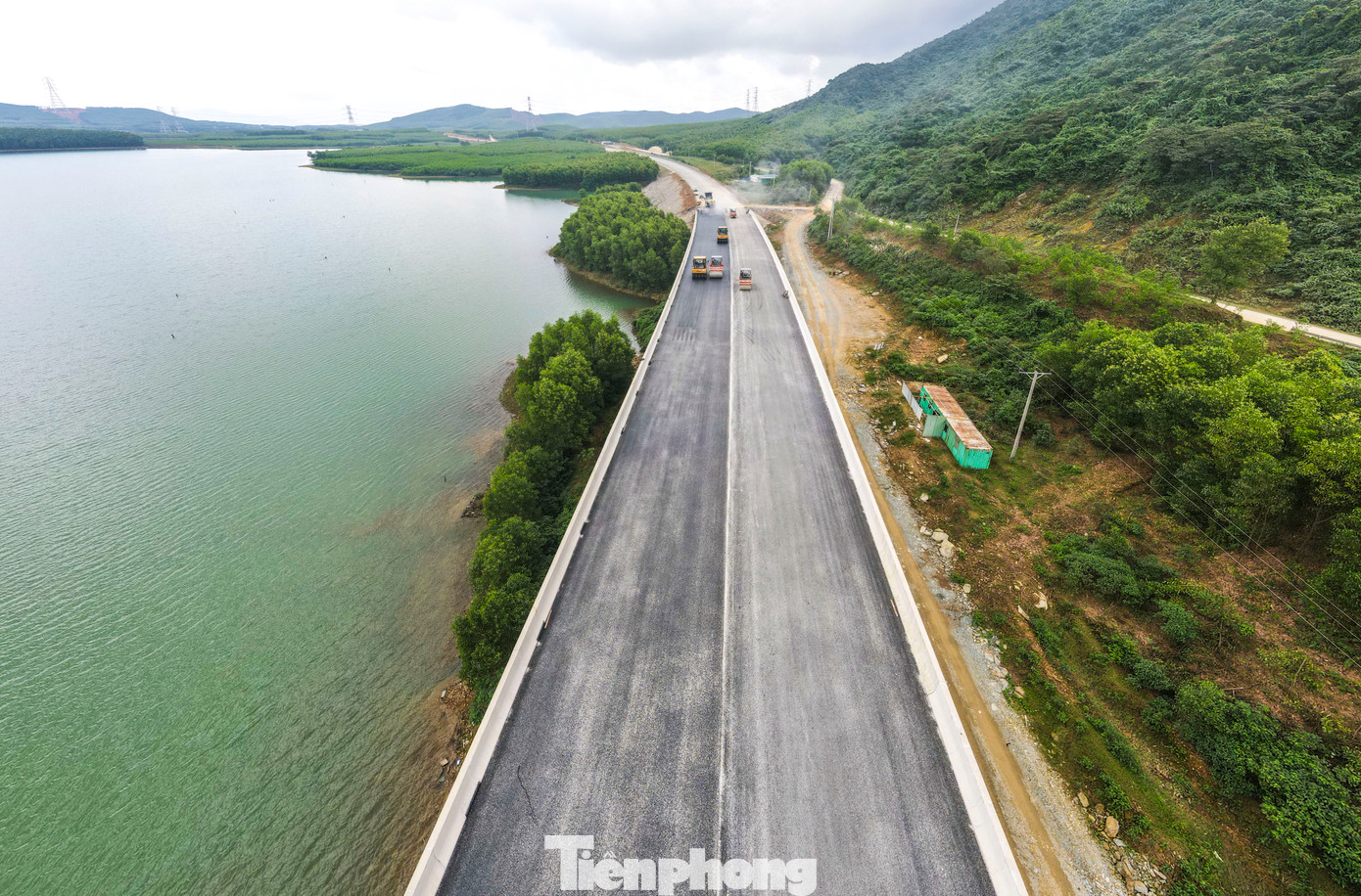 Các cầu vượt hồ Kim Sơn trên tuyến Vũng Áng – Bùng cũng dần hoàn thiện. Hiện còn các vị trí ở cầu cạn số 1 và số 4 đang được các nhà thầu đẩy nhanh thi công.