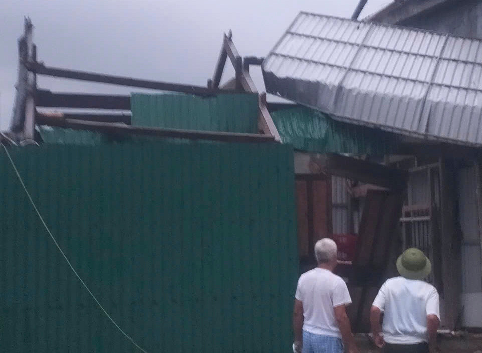 Mái tôn, ngói nhà dân bị thổi bay. Mái tôn, ngói nhà dân bị thổi bay.