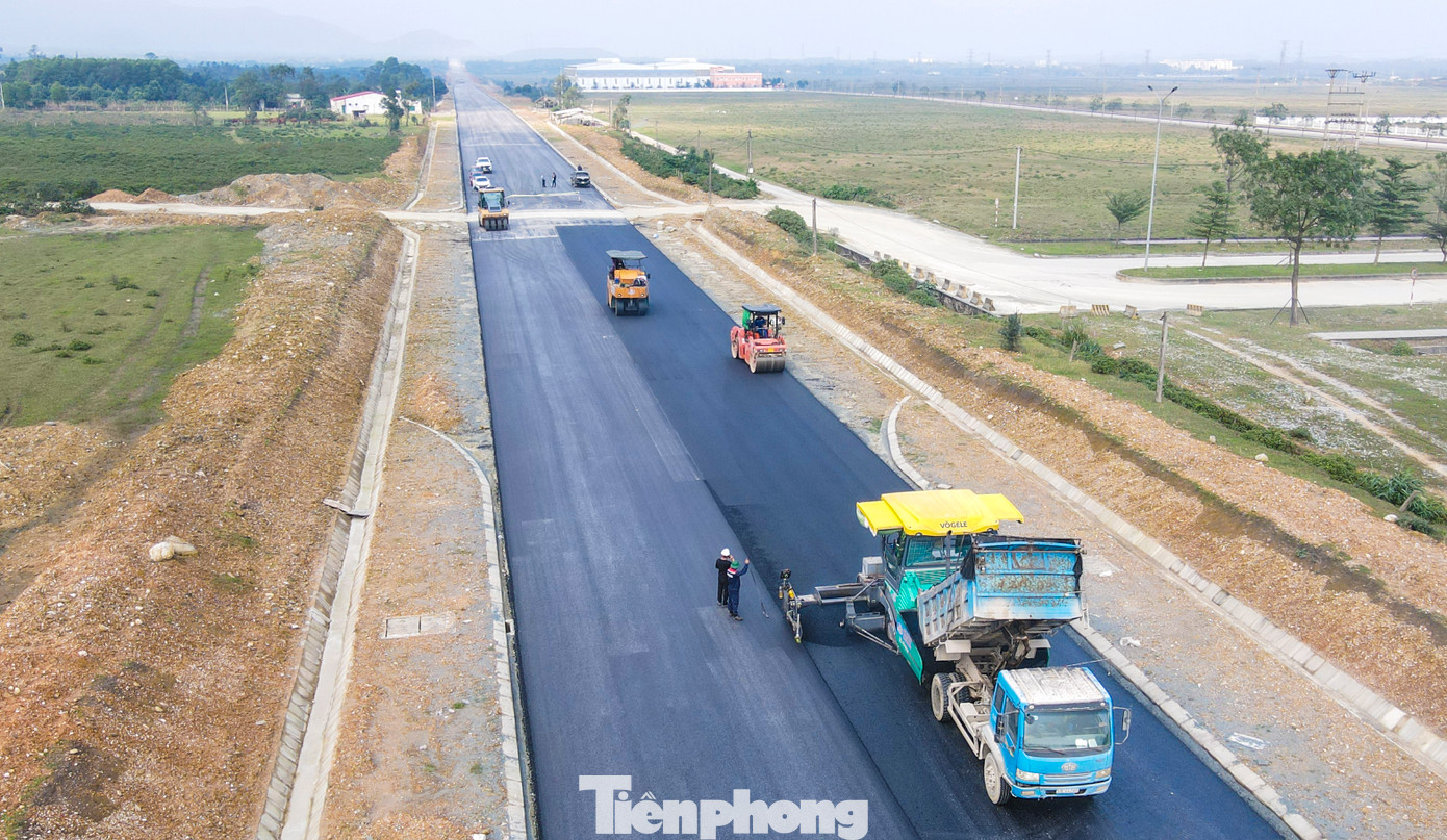 Từng tốp công nhân, máy móc đẩy nhanh việc thi công khi thời tiết thuận lợi. Theo Ban quản lý Khu kinh tế Vũng Áng, Hà Tĩnh xác định xây dựng nơi đây là nhiệm vụ trọng tâm, trọng điểm trong phát triển kinh tế - xã hội, phù hợp với quy hoạch tỉnh giai đoạn 2021-2030, tầm nhìn đến năm 2050.
