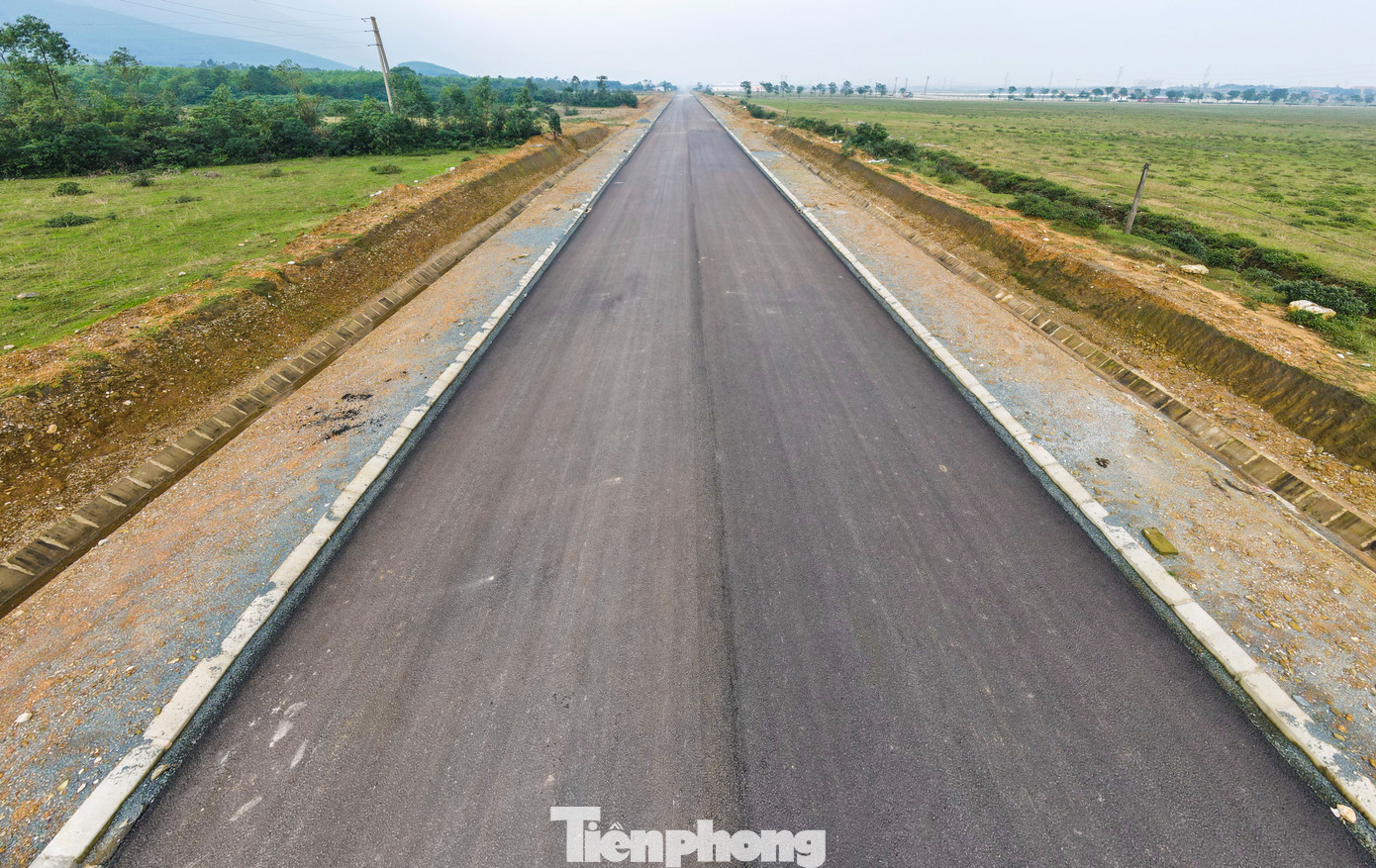 Tuyến đường rộng 24 m sẽ là hạ tầng giao thông cần thiết cho việc đầu tư, phát triển đồng bộ Khu kinh tế Vũng Áng.