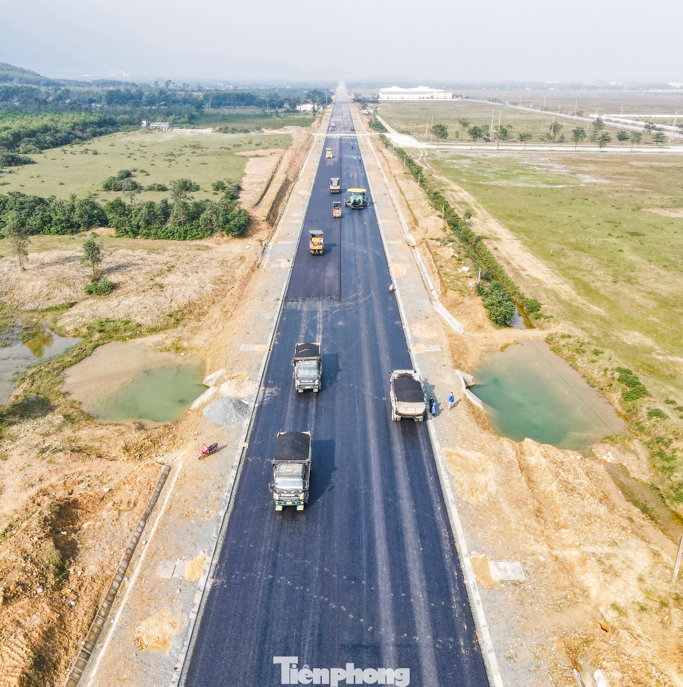 Quy mô đầu tư xây dựng tuyến đường có chiều dài gần 9 km, rộng 24 m. Trong đó, điểm đầu giao với tuyến tránh quốc lộ 1 thị xã Kỳ Anh tại lý trình Km576+00, điểm cuối lý trình Km8+880,56 giao với tuyến tránh quốc lộ 1 thị xã Kỳ Anh tại Km583+510. Trong hình, đơn vị thực hiện dự án đang cấp tập thảm nhựa mặt đường.