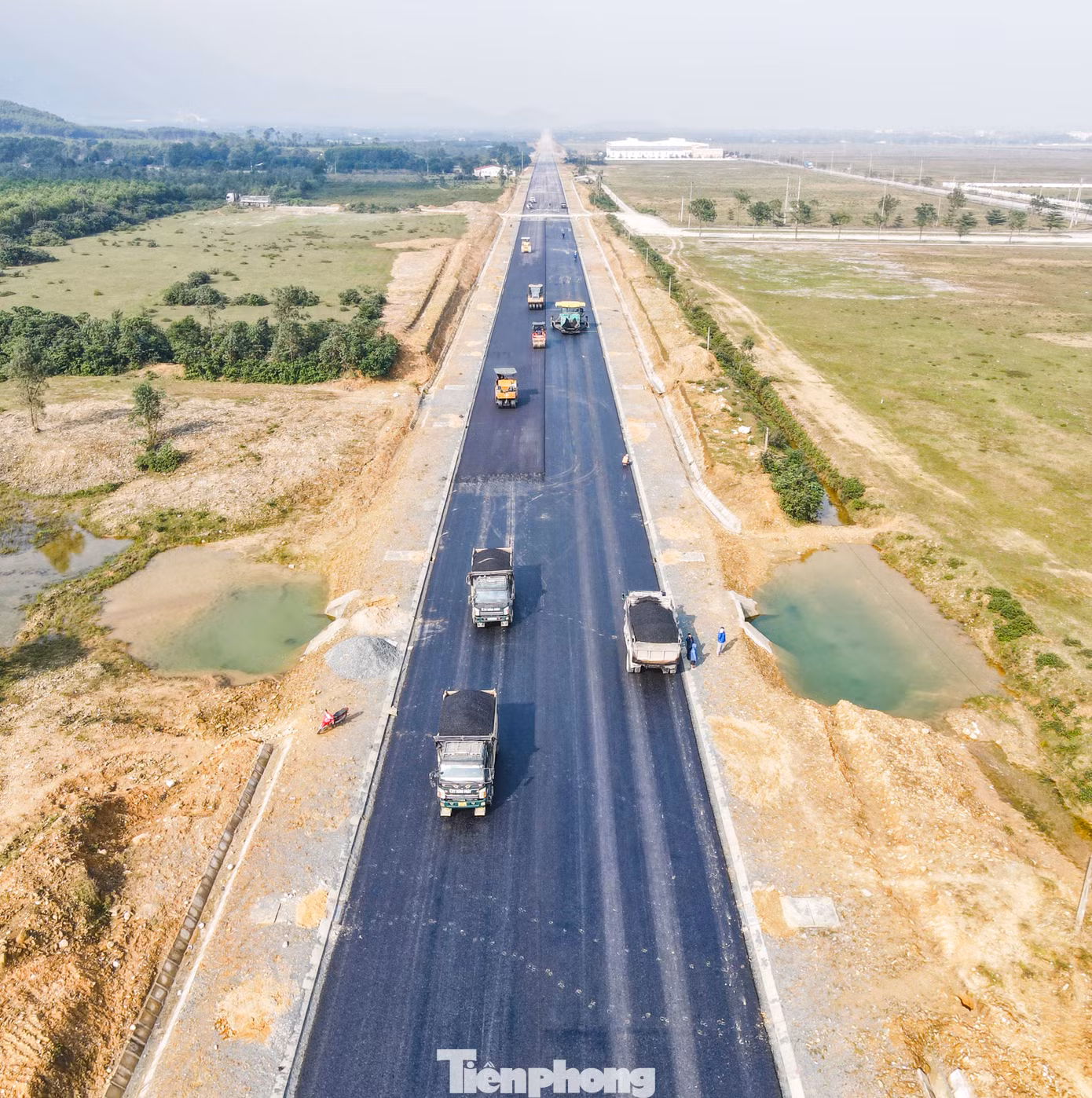 Quy mô đầu tư xây dựng tuyến đường có chiều dài gần 9 km, rộng 24 m. Trong đó, điểm đầu giao với tuyến tránh quốc lộ 1 thị xã Kỳ Anh tại lý trình Km576+00, điểm cuối lý trình Km8+880,56 giao với tuyến tránh quốc lộ 1 thị xã Kỳ Anh tại Km583+510. Trong hình, đơn vị thực hiện dự án đang cấp tập thảm nhựa mặt đường.