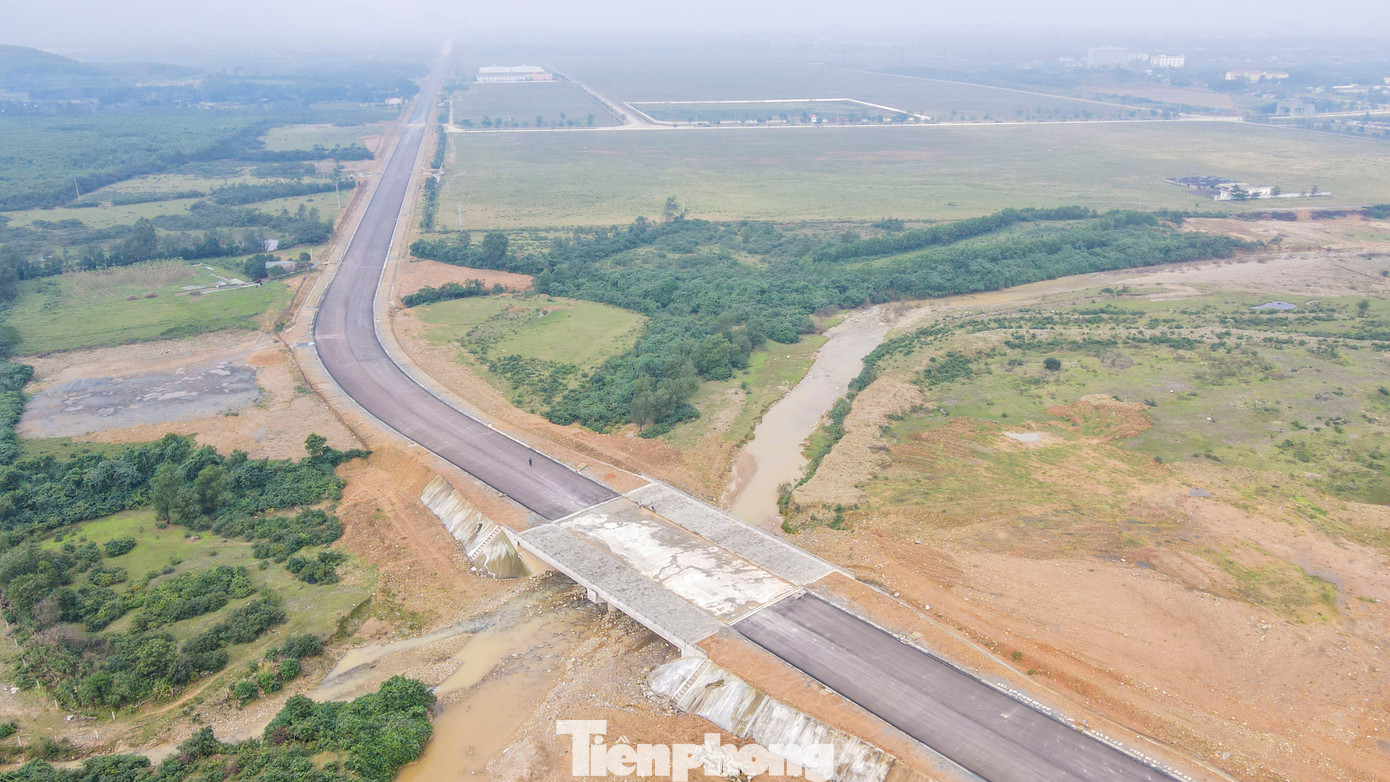 “Những ngày cuối năm thường mưa nhiều, độ ẩm cao nên để đảm bảo chất lượng mặt đường phải đợi nắng ấm lên mới tiến hành thảm mặt đường”, công nhân đơn vị thực hiện dự án thông tin.