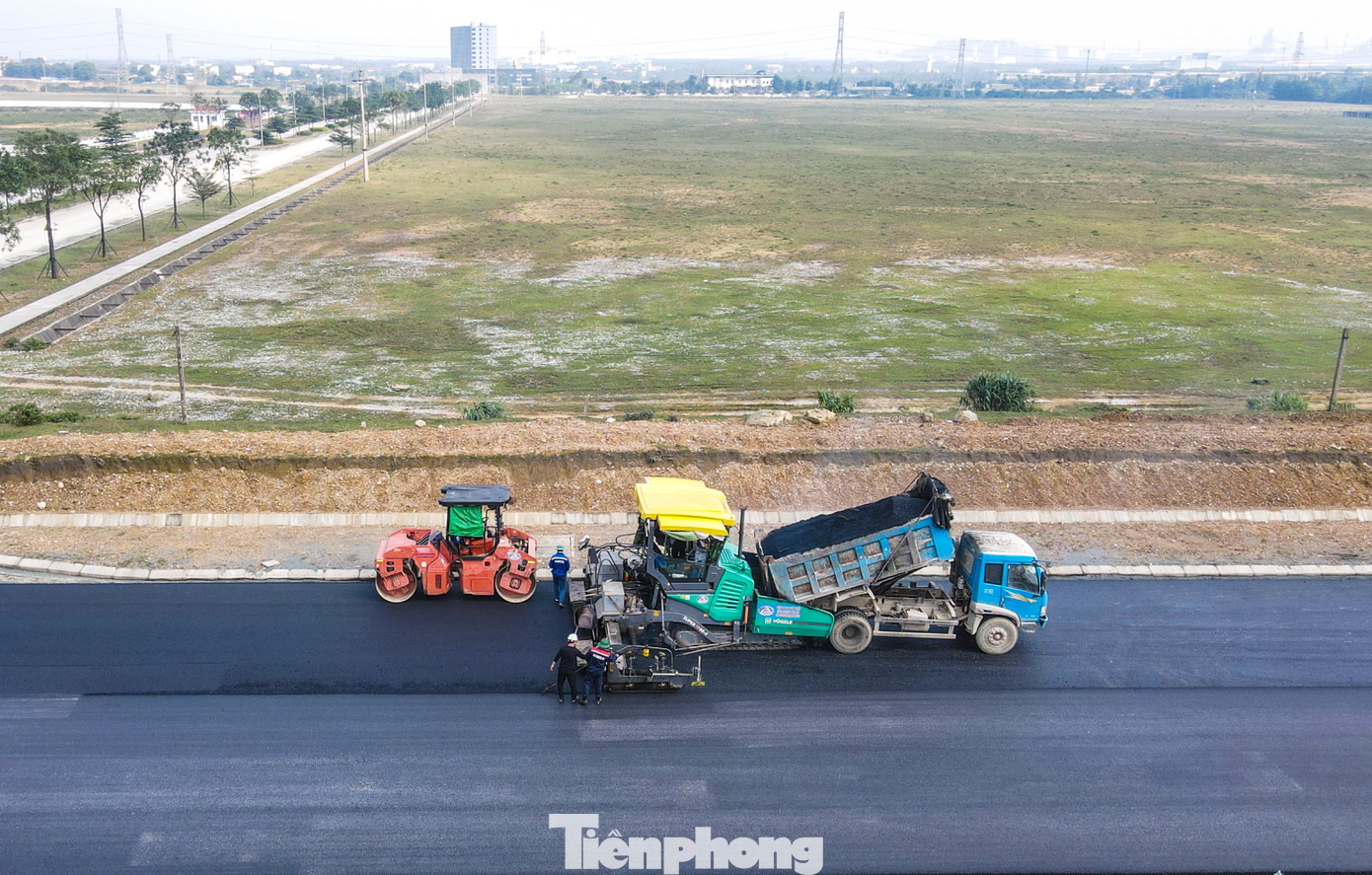 Từng tốp công nhân, máy móc đẩy nhanh việc thi công khi thời tiết thuận lợi. Theo Ban quản lý Khu kinh tế Vũng Áng, Hà Tĩnh xác định xây dựng nơi đây là nhiệm vụ trọng tâm, trọng điểm trong phát triển kinh tế - xã hội, phù hợp với quy hoạch tỉnh giai đoạn 2021-2030, tầm nhìn đến năm 2050.