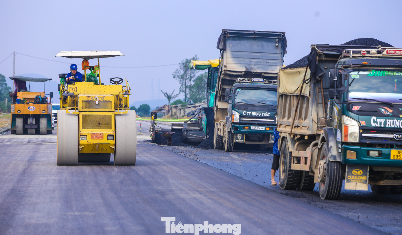 Quy mô đầu tư xây dựng tuyến đường có chiều dài gần 9 km, rộng 24 m. Trong đó, điểm đầu giao với tuyến tránh quốc lộ 1 thị xã Kỳ Anh tại lý trình Km576+00, điểm cuối lý trình Km8+880,56 giao với tuyến tránh quốc lộ 1 thị xã Kỳ Anh tại Km583+510. Trong hình, đơn vị thực hiện dự án đang cấp tập thảm nhựa mặt đường.