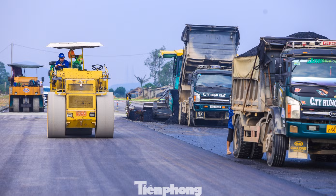 Quy mô đầu tư xây dựng tuyến đường có chiều dài gần 9 km, rộng 24 m. Trong đó, điểm đầu giao với tuyến tránh quốc lộ 1 thị xã Kỳ Anh tại lý trình Km576+00, điểm cuối lý trình Km8+880,56 giao với tuyến tránh quốc lộ 1 thị xã Kỳ Anh tại Km583+510. Trong hình, đơn vị thực hiện dự án đang cấp tập thảm nhựa mặt đường.