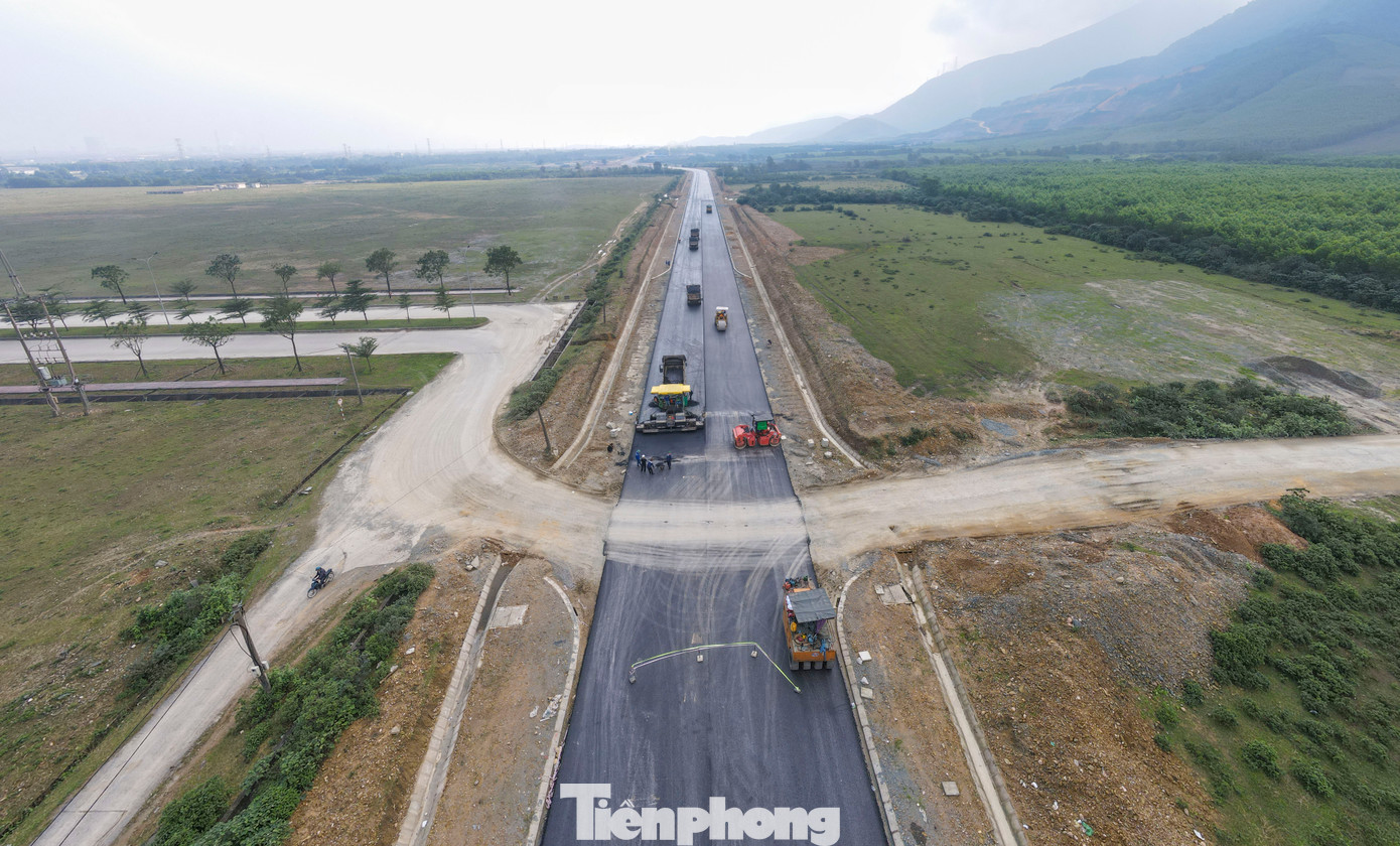 Đại diện Ban quản lý dự án đầu tư xây dựng công trình khu vực Khu kinh tế tỉnh Hà Tĩnh cho biết: “Sau gần 2 năm thi công, tiến độ dự án đã đạt hơn 90%. Chủ đầu tư đang chỉ đạo các đơn vị thực hiện dự án tập trung máy móc, nhân lực, đẩy nhanh tiến độ, hoàn thiện thảm bê tông mặt đường trước Tết Nguyên đán”.