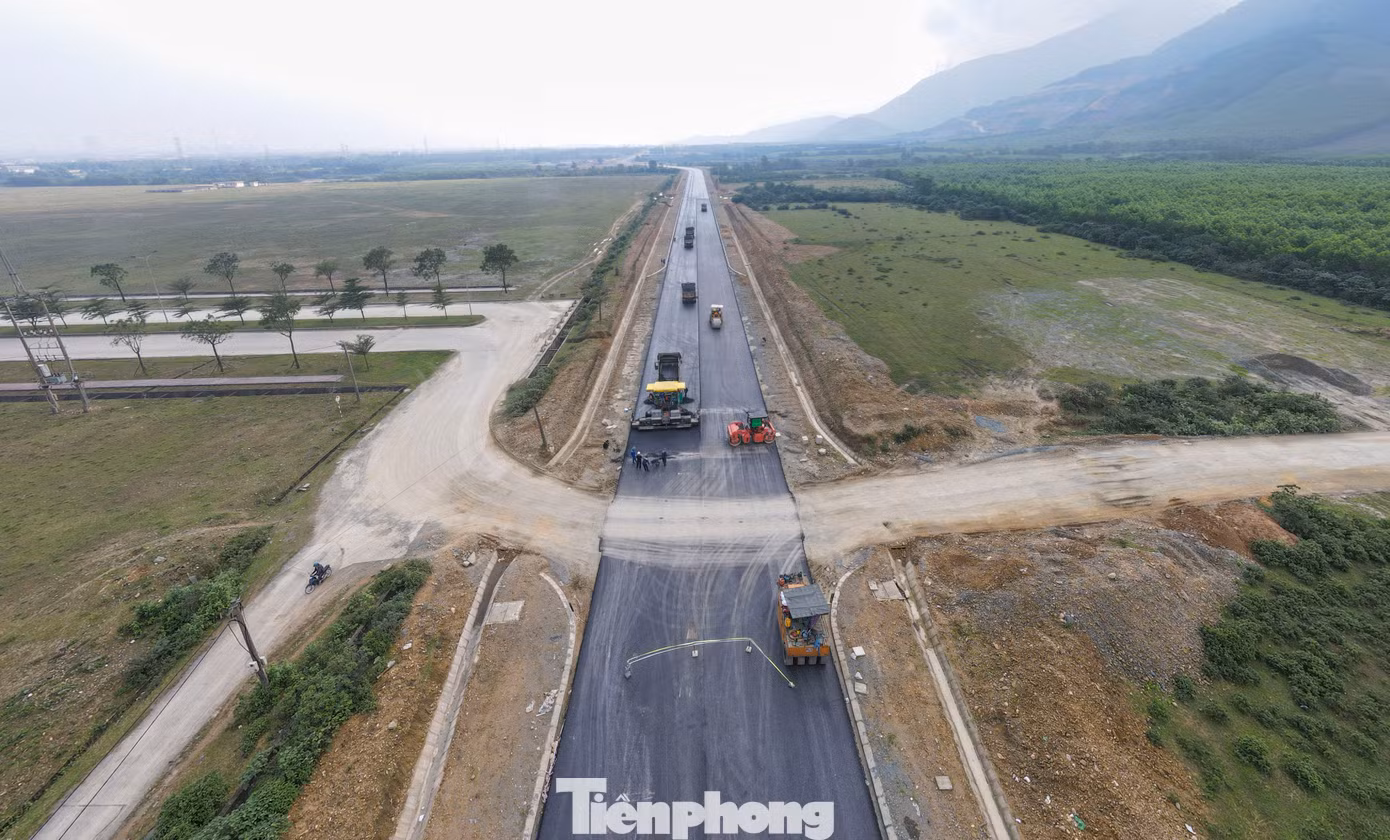 Đại diện Ban quản lý dự án đầu tư xây dựng công trình khu vực Khu kinh tế tỉnh Hà Tĩnh cho biết: “Sau gần 2 năm thi công, tiến độ dự án đã đạt hơn 90%. Chủ đầu tư đang chỉ đạo các đơn vị thực hiện dự án tập trung máy móc, nhân lực, đẩy nhanh tiến độ, hoàn thiện thảm bê tông mặt đường trước Tết Nguyên đán”.