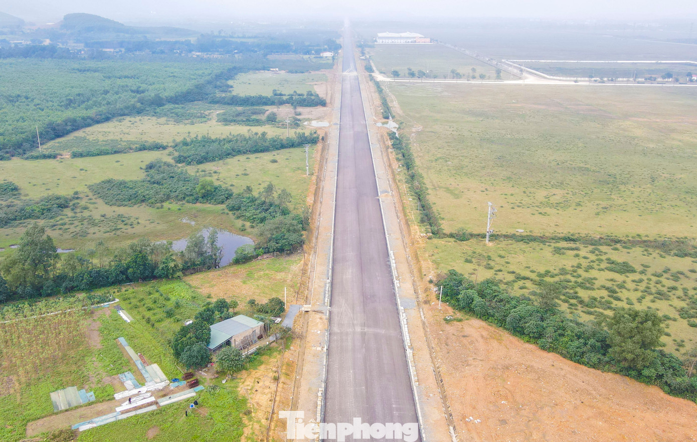 Tuyến đường dài gần 9 km mở ra cơ hội phát triển hạ tầng, đầu tư các dự án với quỹ đất lớn ở Khu kinh tế phía Nam Hà Tĩnh.